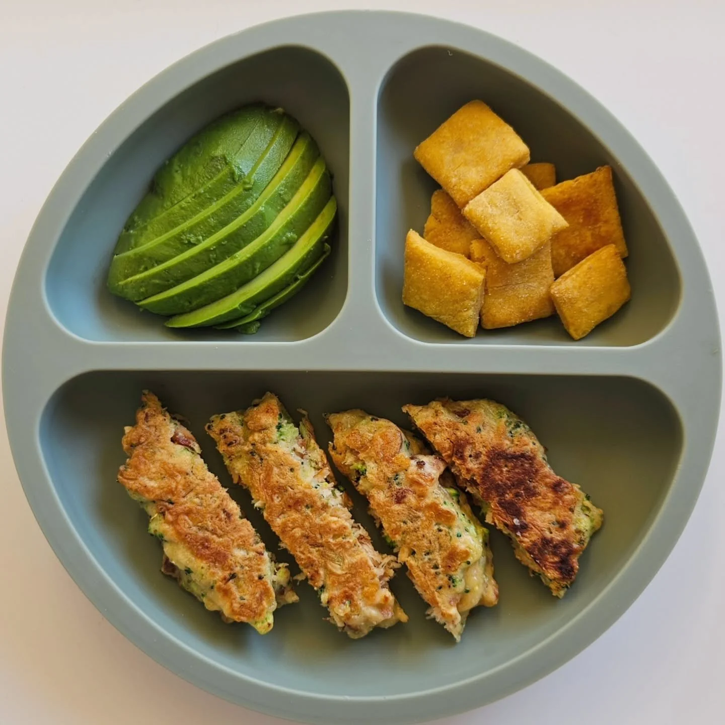 L u n c h - 17 month old

🌟🌟 EBOOK LINK IN BIO 🌟🌟

◾️ Salmon &amp; broccoli fritters
◾️ Avocado
◾️ Iron-rich biscuits (recipe on my page)

🥦 Salmon &amp; Broccoli Fritters 🥦

Ingredients:
- 1 fillet of salmon (skin off)
- 1 tbsp of coconut oil
