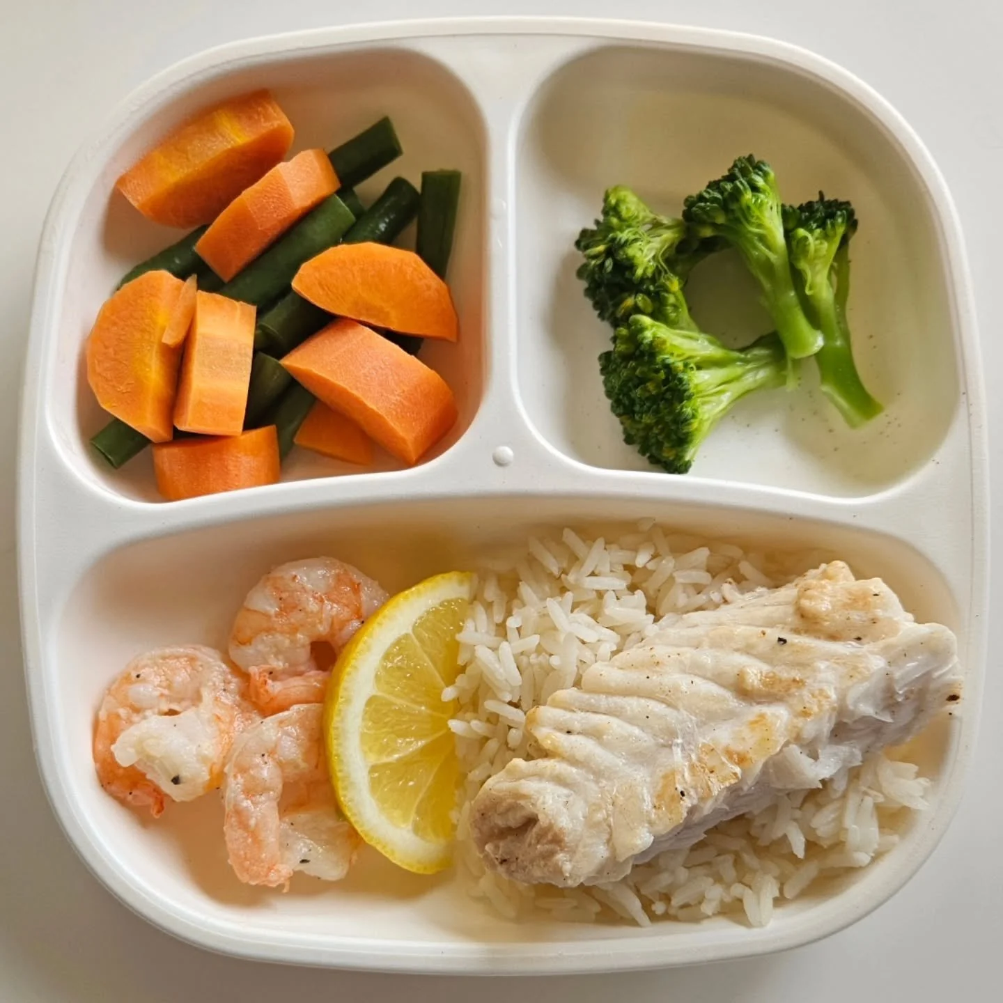 D i n n e r - 18 month old

🌟🌟 NEW EBOOK OUT NOW - LINK IN BIO 🌟🌟

◾️ Grilled fish (ling)
◾️ Prawns
◾️ Jasmine rice
◾️ Steamed vegetables 

🔅 Plate - @replay.au (gifted)
🔅 Serve - 6m+. Ensure allergens have been introduced and it is served acco