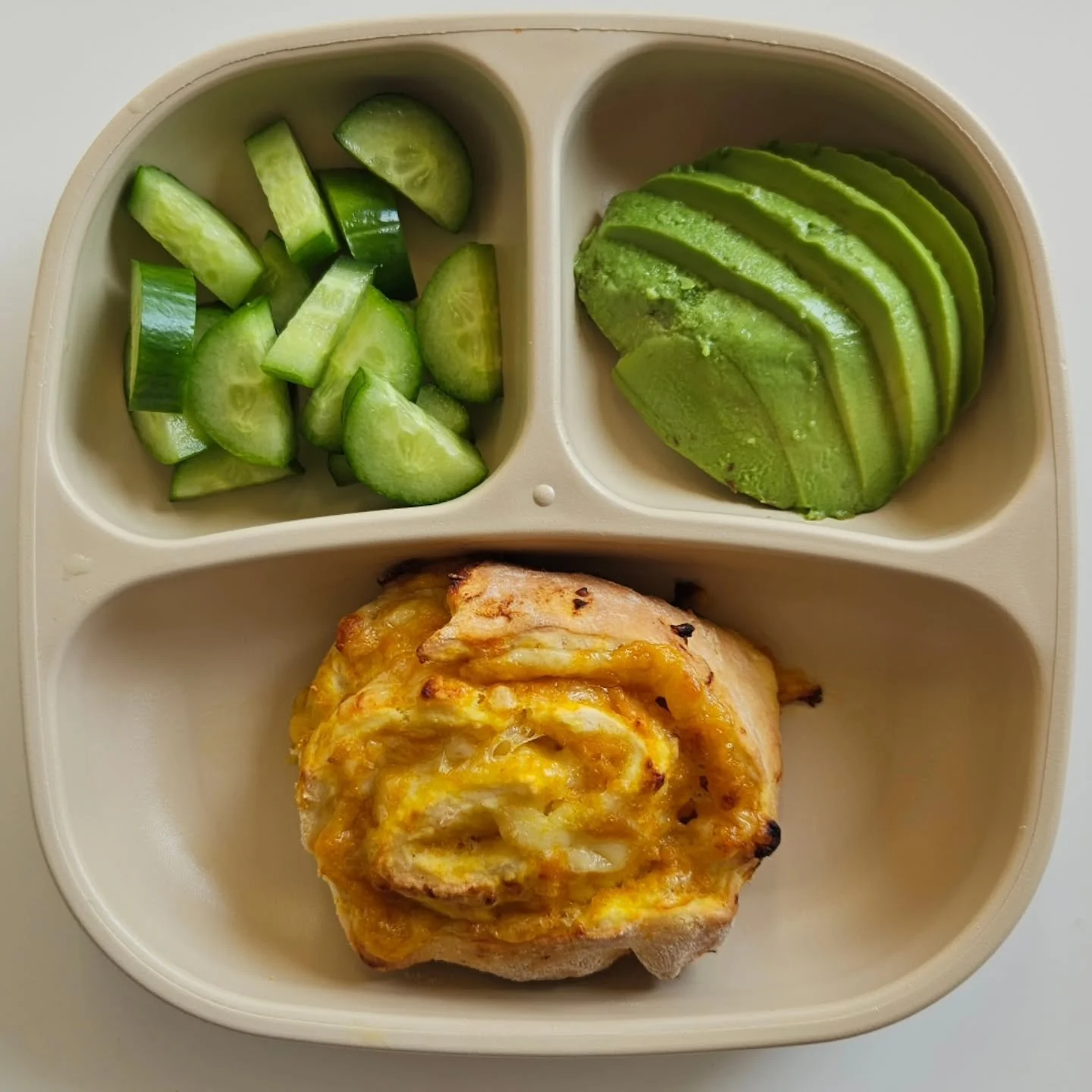 L u n c h - 19 month old

🌟🌟 NEW EBOOK OUT NOW - LINK IN BIO 🌟🌟

◾️ Cheesy veg scrolls 
◾️ Avocado
◾️ Cucumber

Dough:
- 1 cup Greek yoghurt 
- 2 cups self raising flour (plus extra for the surface)
- garlic powder to taste
- Italian herbs to tas