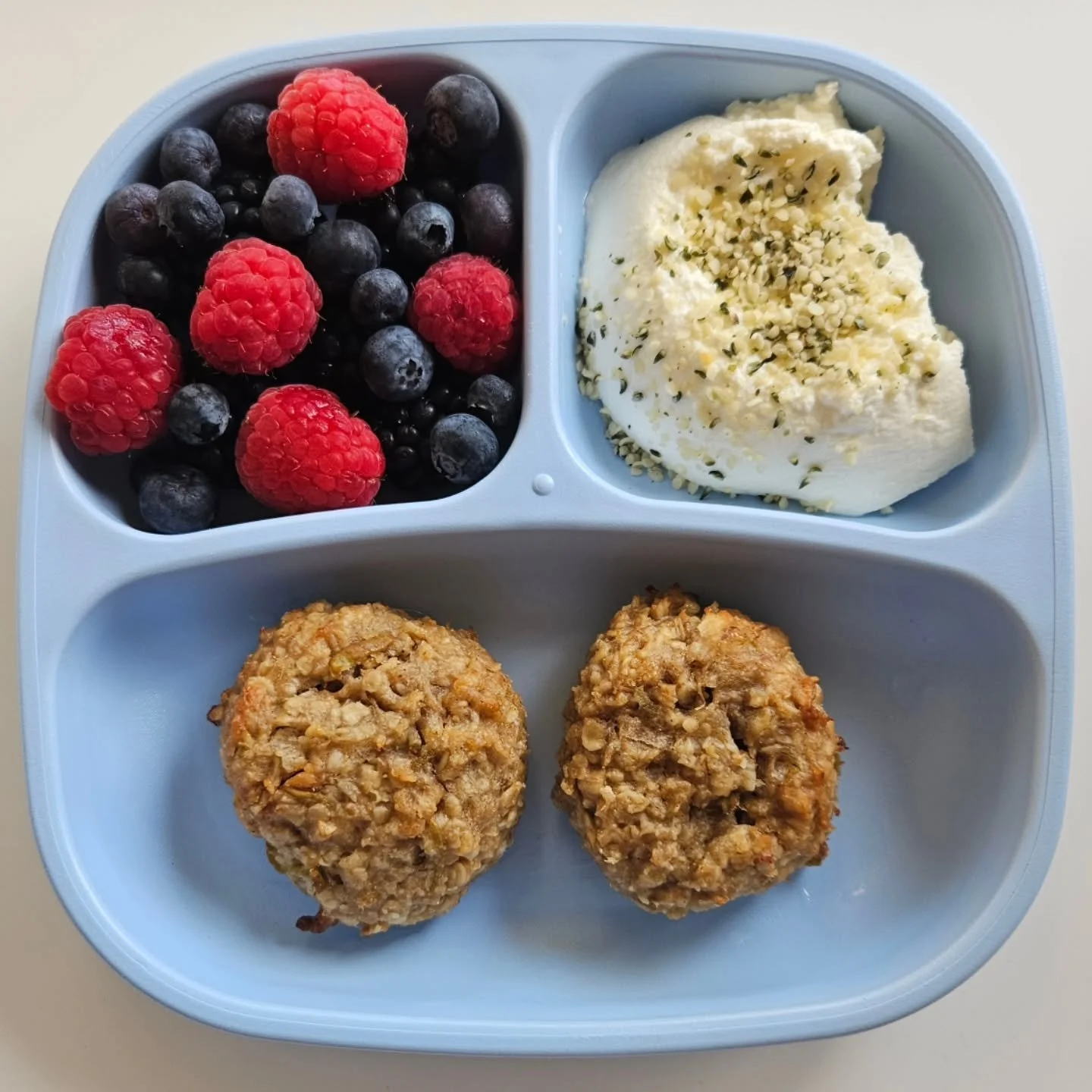 B r e a k f a s t - 19 month old

🌟🌟 NEW EBOOK OUT NOW - LINK IN BIO 🌟🌟

◾️ Pear breakfast cookie
◾️ Greek yoghurt topped with hemp seeds
◾️ Blackberries, raspberries, blueberries 

🍪 Breakfast Cookies 🍪 

Ingredients,
- 2 ripe bananas
- 2 smal