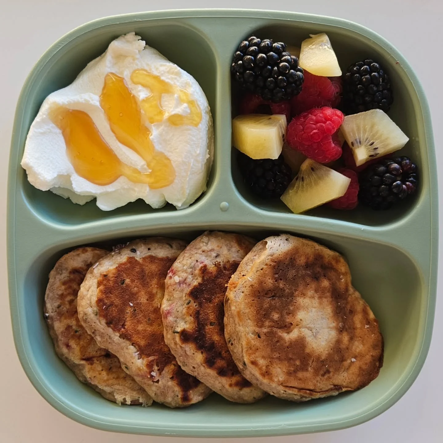 B r e a k f a s t - 19 month old

🌟🌟 NEW EBOOK OUT NOW - LINK IN BIO 🌟🌟

◾️ Banana &amp; strawberry pancakes 
◾️ Greek yoghurt topped with honey (⚠️ no honey before 1)
◾️ Golden kiwifruit, blackberries &amp; raspberries 

🍌🍓 Banana &amp; Strawb