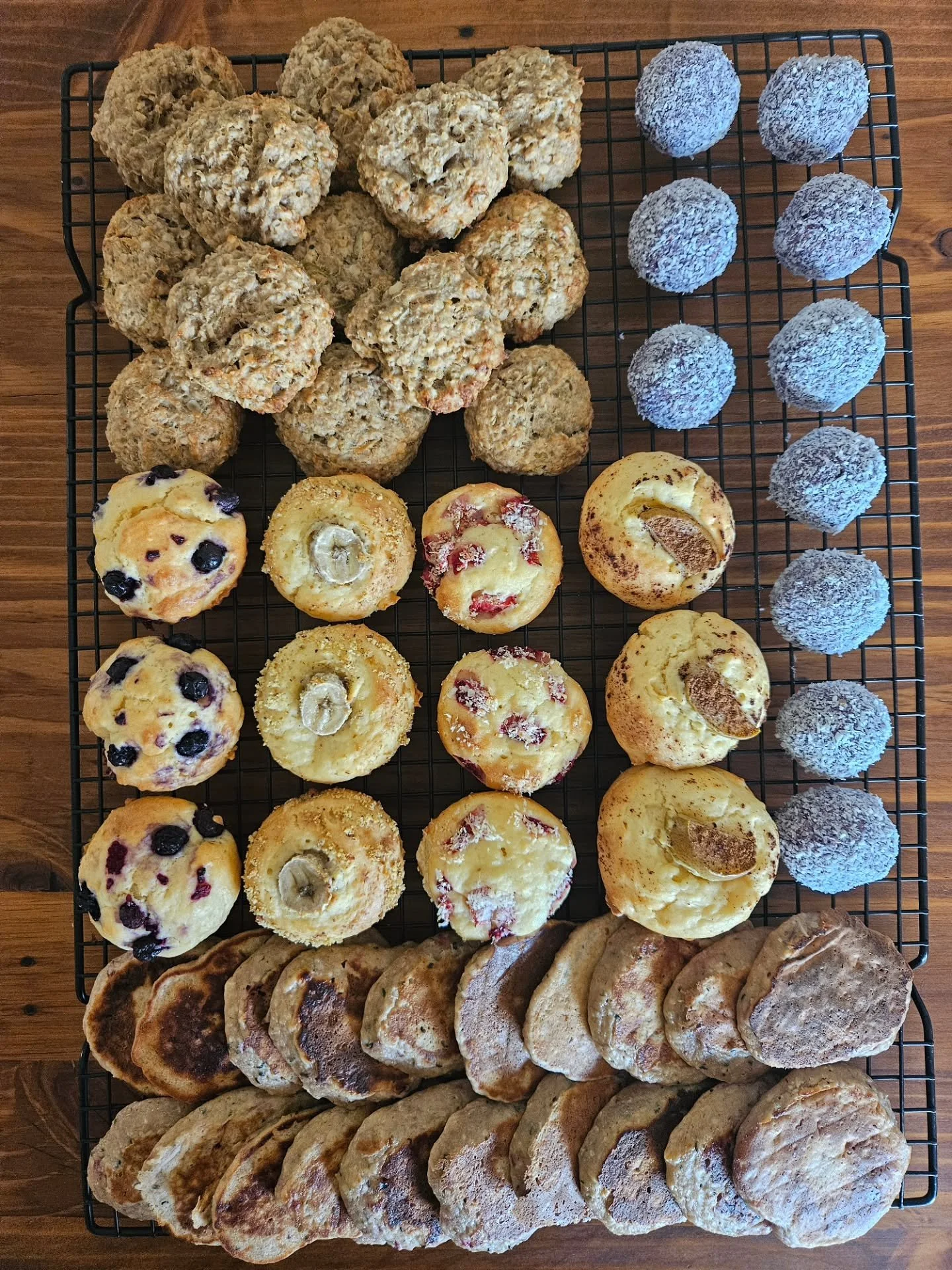 B a t c h  C o o k i n g - 19 month old &amp; 4 year old

🌟🌟 NEW EBOOK OUT NOW - LINK IN BIO 🌟🌟

◾️ Pear &amp; banana breakfast cookies
◾️ Blueberry bliss balls 
◾️ Greek yoghurt muffins (4 ways)
◾️ Banana &amp; strawberry pancakes 

See my last 