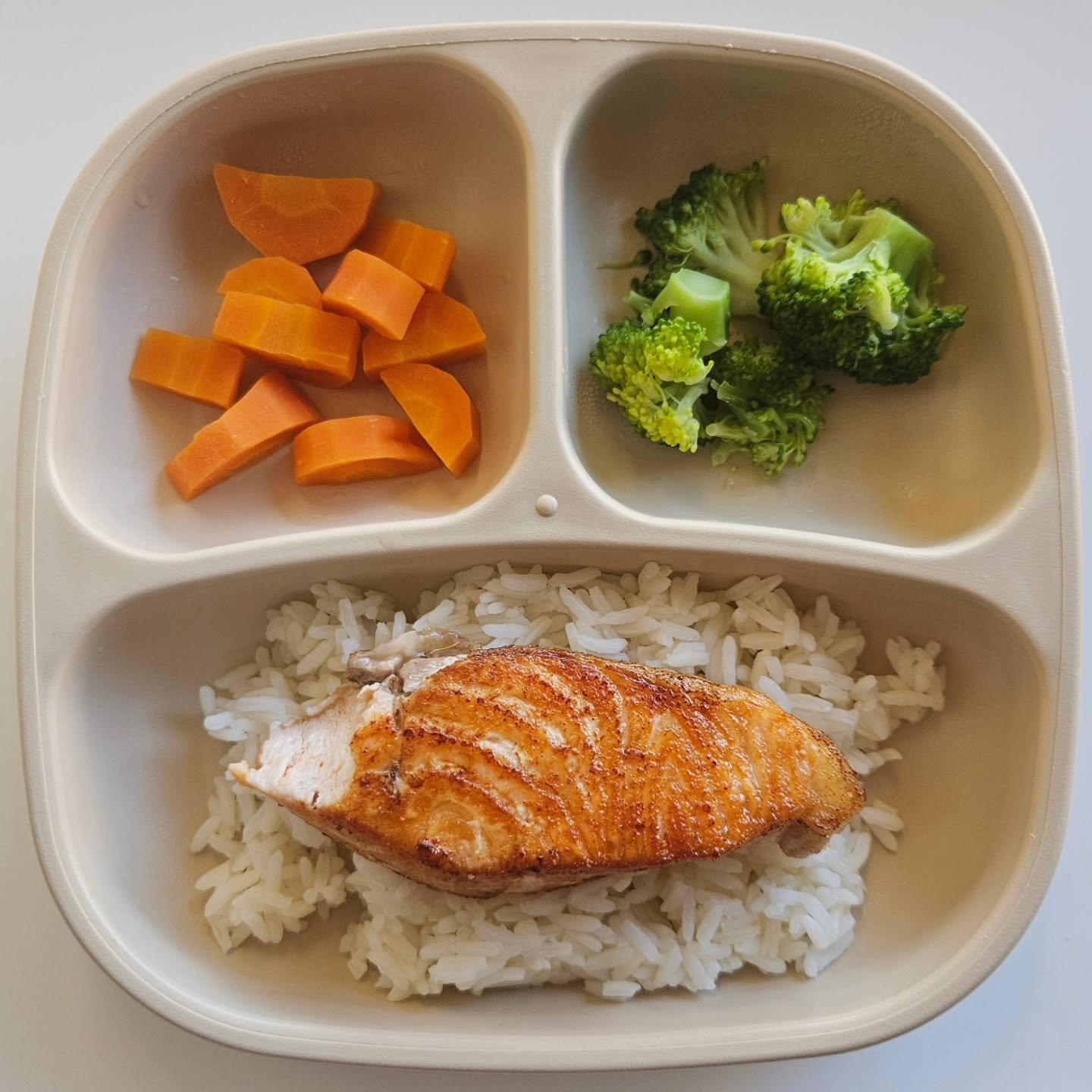 D i n n e r - 19 month old

🌟🌟 NEW EBOOK OUT NOW - LINK IN BIO 🌟🌟

◾️ Grilled salmon (cooked in coconut oil)
◾️ Jasmine rice
◾️ Steamed broccoli &amp; carrot

🔅 Plate - @replay.au (gifted)
🔅 Serve - 6m+. Ensure allergens have been introduced an