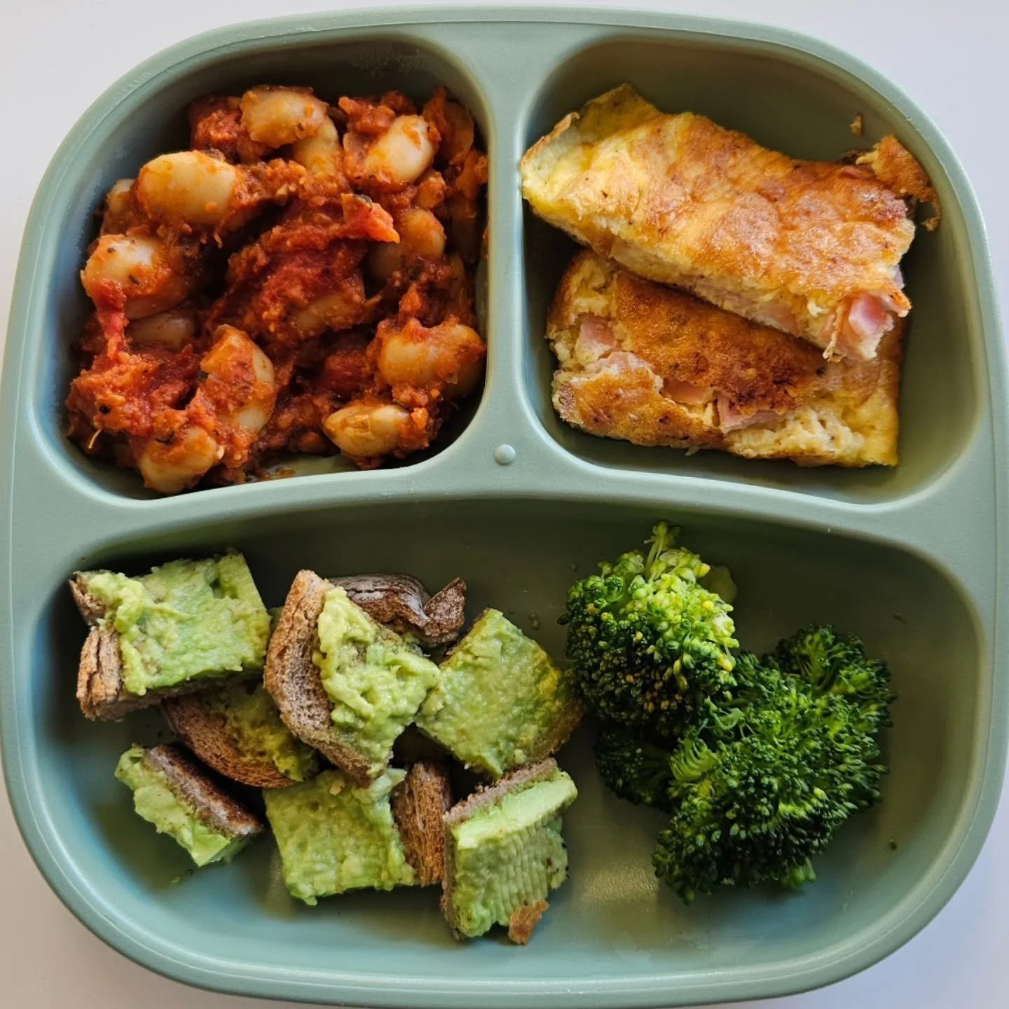 D i n n e r - 19 month old

🌟🌟 NEW EBOOK OUT NOW - LINK IN BIO 🌟🌟

Breakfast for dinner:
◾️ Avocado toast
◾️ Steamed broccoli 
◾️ Homemade beans
◾️ Ham &amp; cheese omelette 

🫘 Homemade Beans 🫘

Ingredients:
- 1 x finely diced brown onion
- ol