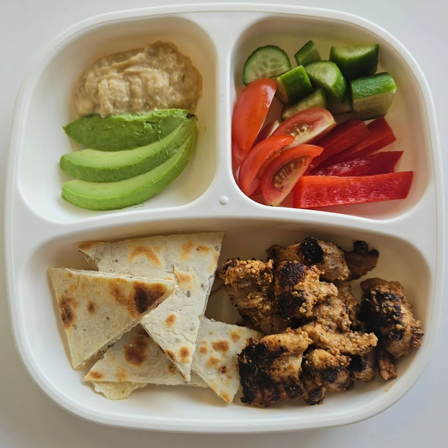 D i n n e r - 19 month old &amp; 4yo

🌟🌟 NEW EBOOK OUT NOW - LINK IN BIO 🌟🌟

Chicken gyros bowl - inspired by @lizthedietitian
◾️ Marinated chicken thigh
◾️ Homemade flat bread
◾️ Avocado &amp; hummus
◾️ Cucumber, capsicum &amp; tomato 

Marinate