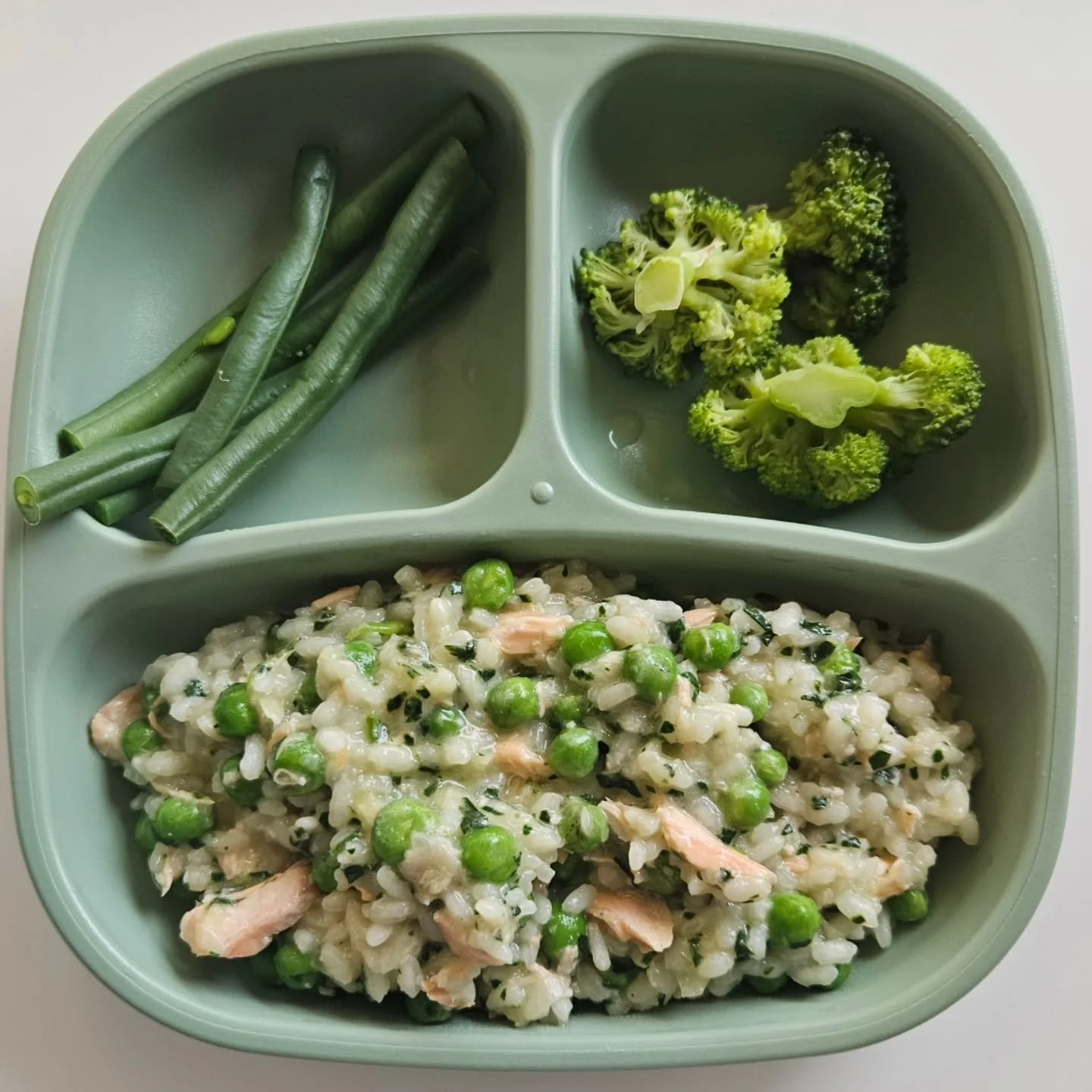 D i n n e r - 19 month old

🌟🌟 NEW EBOOK OUT NOW - LINK IN BIO 🌟🌟

◾️ Salmon &amp; pea risotto
◾️ Steamed broccoli 
◾️ Green beans

🫛🐟 Salmon &amp; Pea Risotto 🐟🫛

🔅 Ingredients:
- 250g salmon
- 1 lemon
- coconut oil
- 1 brown onion diced
- 