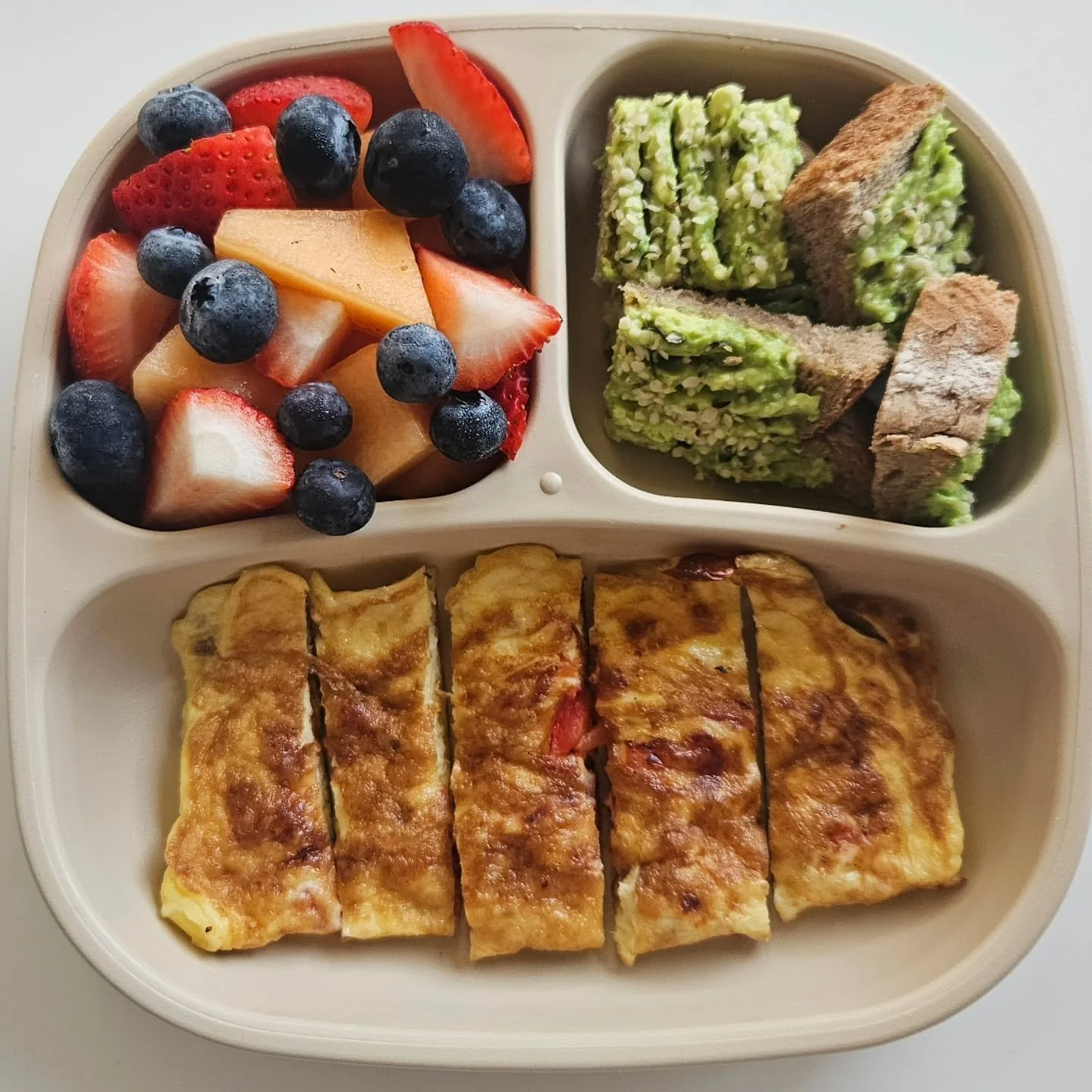 B r e a k f a s t - 19 month old

🌟🌟 NEW EBOOK OUT NOW - LINK IN BIO 🌟🌟

◾️ Tomato &amp; cheese omelette 
◾️ Rockmelon, strawberries &amp; blueberries 
◾️ Avo toast topped with hemp seeds

🔅 Plate - @replay.au (gifted)
🔅 Serve - 6m+. Ensure all