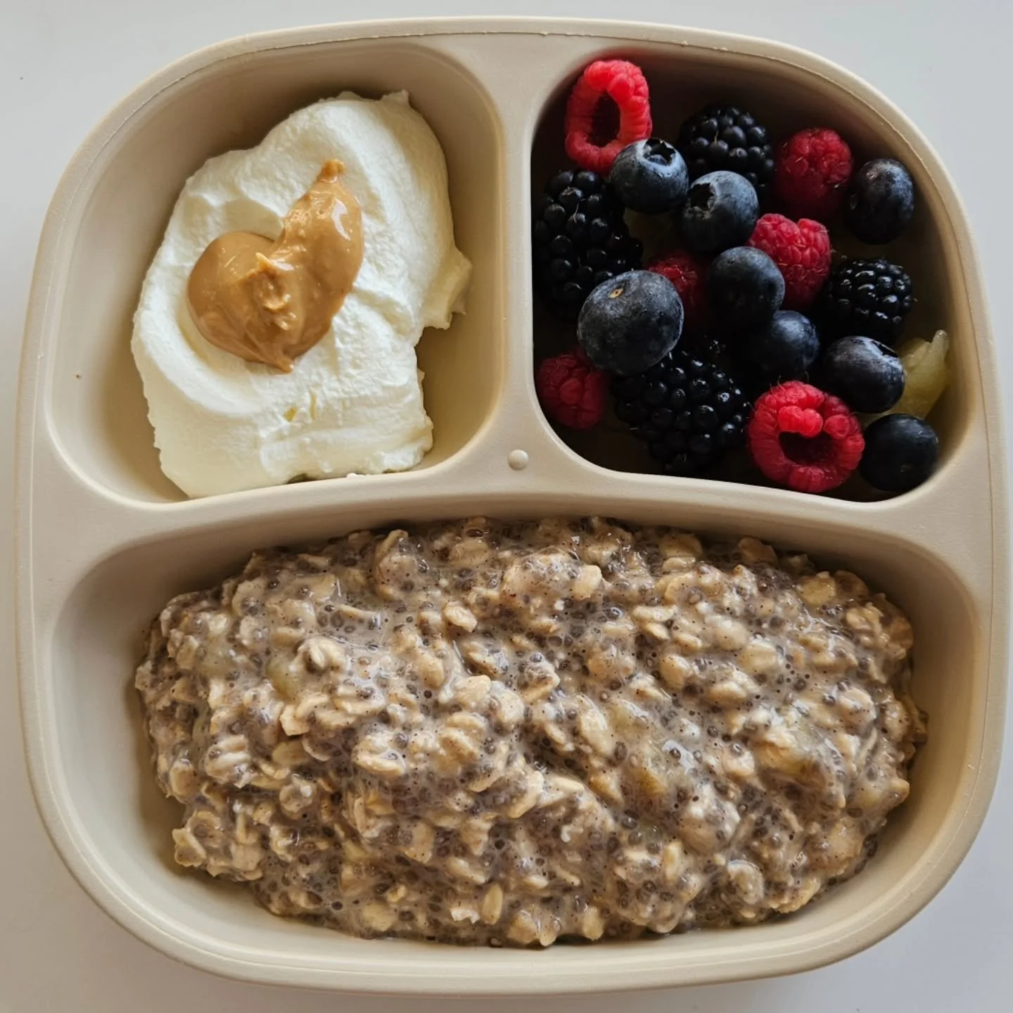 B r e a k f a s t - 19 month old

🌟🌟 NEW EBOOK OUT NOW - LINK IN BIO 🌟🌟

◾️ Banana &amp; cinnamon overnight oats 
◾️ Greek yoghurt topped with peanut butter 
◾️ Pineapple &amp; berries

Ingredients:
- 1/4 cup rolled oats
- 1 tbsp chia seeds
- 1/2