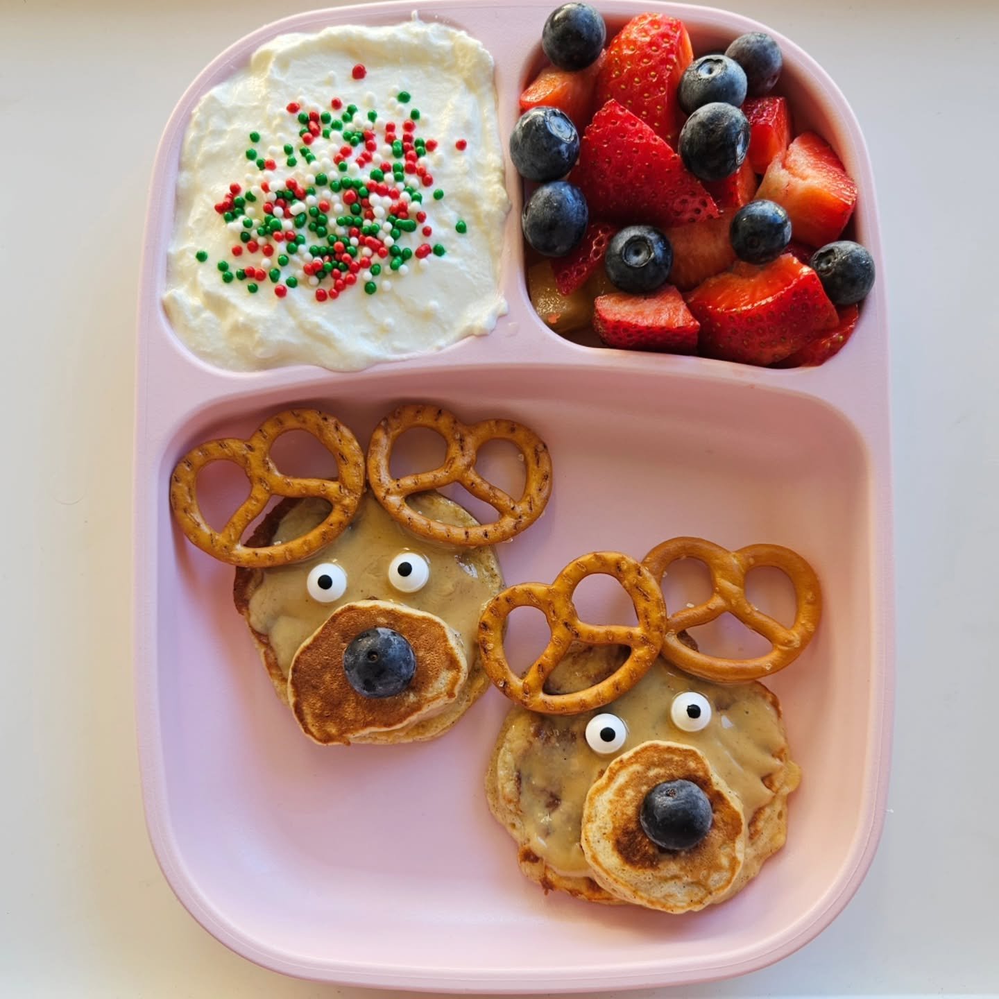 B r e a k f a s t - 4.5 year old &amp; 20 month old

🌟🌟 NEW EBOOK OUT NOW - LINK IN BIO 🌟🌟

◾️ Reindeer banana pancakes
◾️ Greek yoghurt topped with Christmas sprinkles
◾️ Strawberries &amp; blueberries

The reindeer pancakes were made using a si