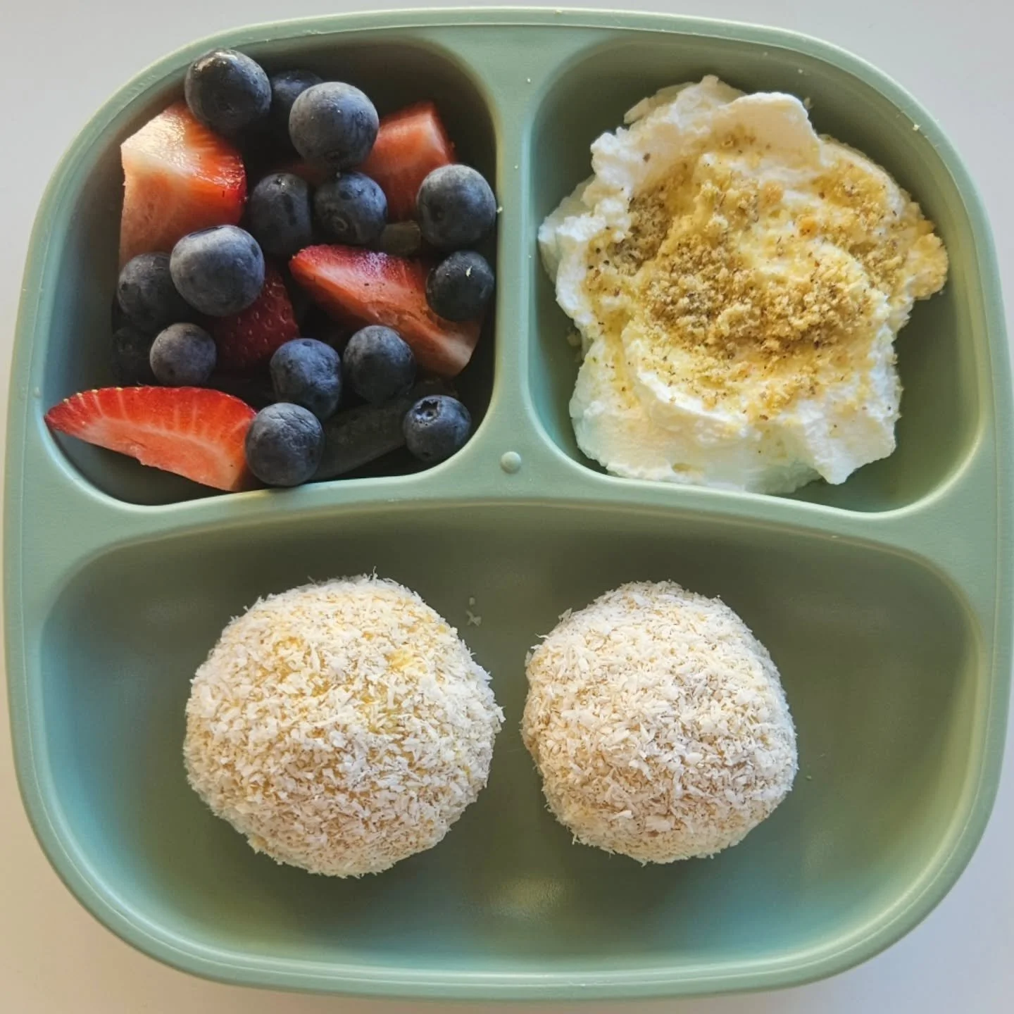 B r e a k f a s t - 21 month old

🌟🌟 NEW EBOOK OUT NOW - LINK IN BIO 🌟🌟

◾️ Mango weetbix balls (4 ingredients!)
◾️ Greek yoghurt topped with mixed ground nuts
◾️ Grapes, strawberries &amp; blueberries 

🥭 Mango Weetbix Balls 🥭

Ingredients:
- 