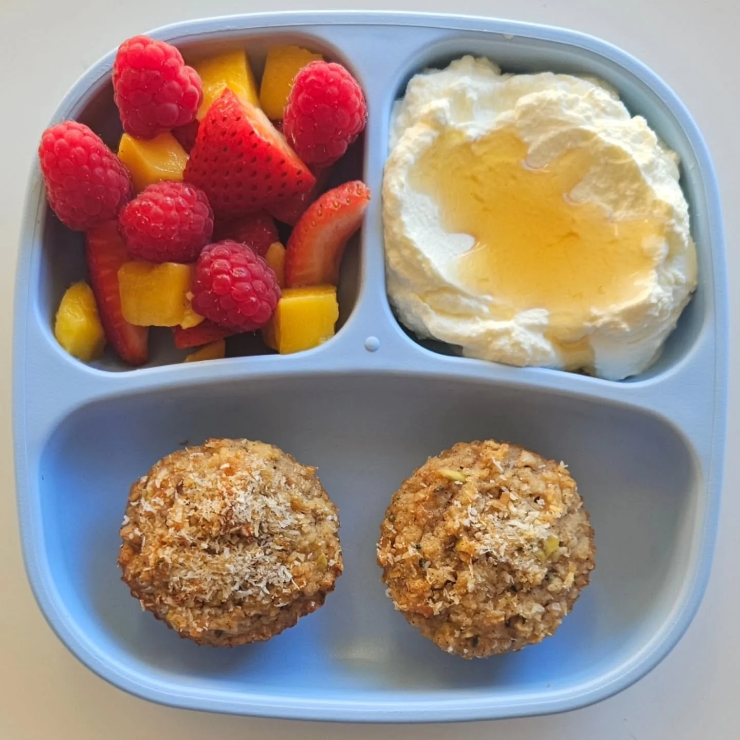 B r e a k f a s t - 21 month old

🌟🌟 NEW EBOOK OUT NOW - LINK IN BIO 🌟🌟

◾️ Apple oat muffins
◾️ Greek yoghurt topped with honey (⚠️ no honey before age 1)
◾️ Mango, strawberries and raspberries 

🍏 Apple Oat Muffins 🍏

Ingredients:
- 2 large a