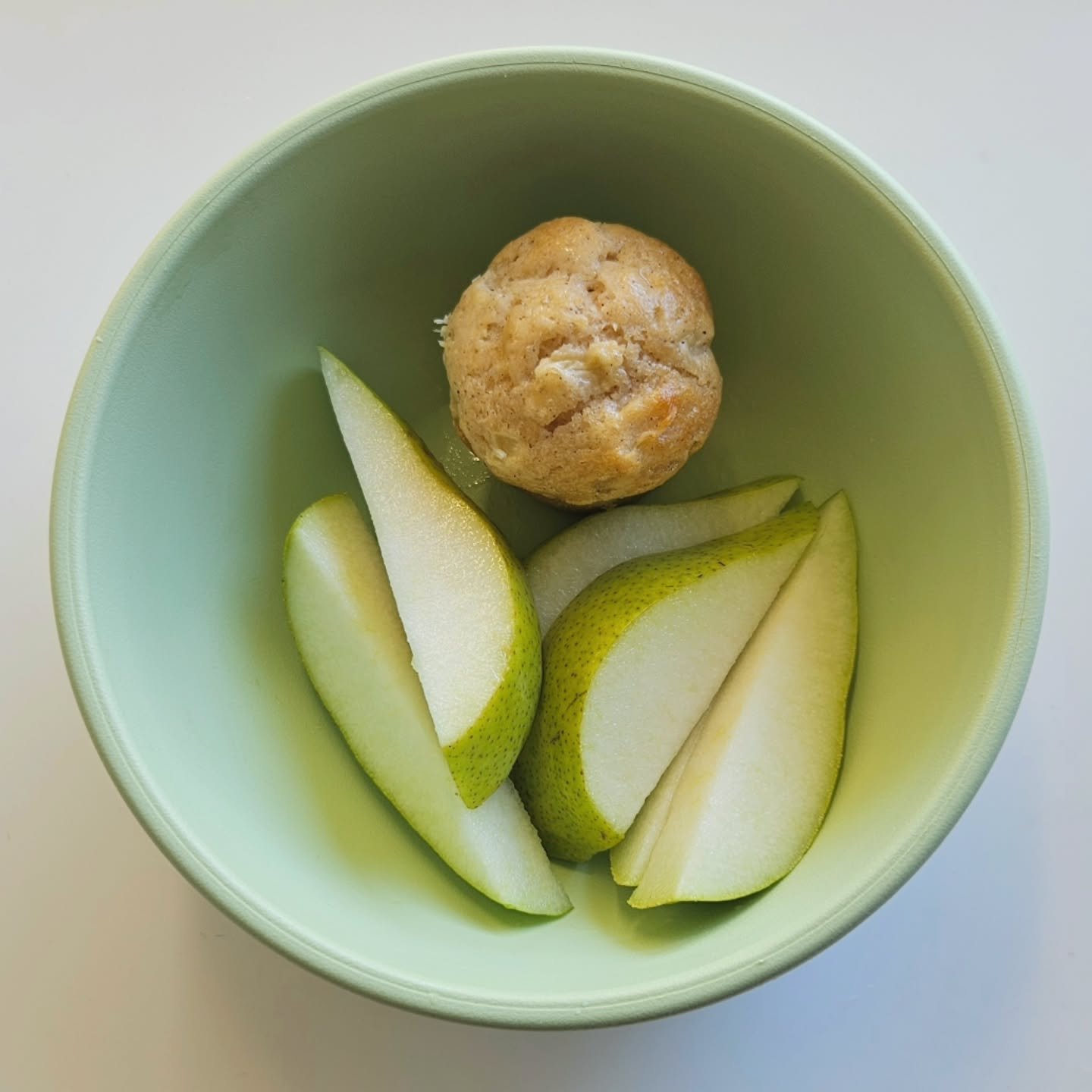 S n a c k - 21 month old

🌟🌟 NEW EBOOK OUT NOW - LINK IN BIO 🌟🌟

◾️ Pear and cinnamon mini muffin
◾️ Fresh pear

🍐 Pear &amp; Cinnamon Mini Muffins 🍐

Ingredients:
 - 1-2 ripe pears, peeled and finely chopped
- 1 tsp cinnamon
- 1 egg
- 2 tbsp o