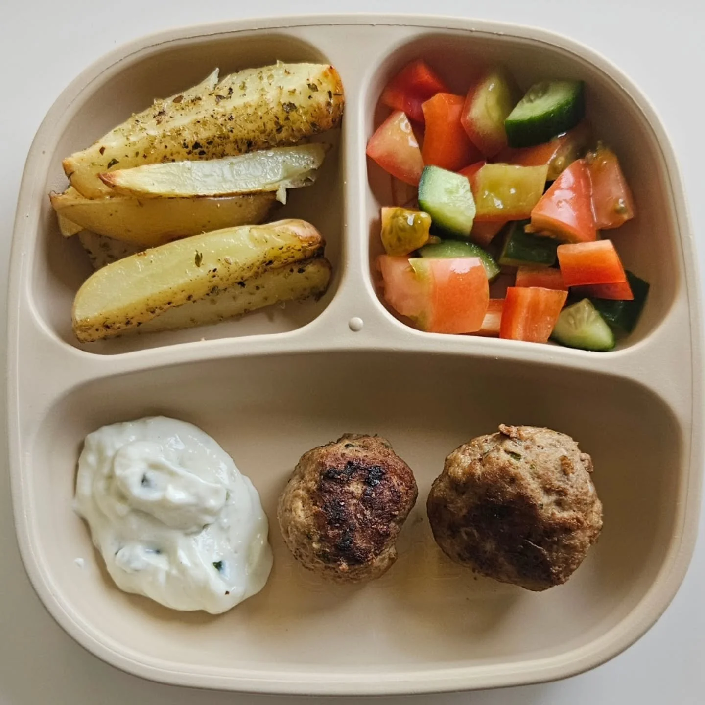 D i n n e r - 21 month old

🌟🌟 NEW EBOOK OUT NOW - LINK IN BIO 🌟🌟

◾️ Greek style meatballs with Tzatziki 
◾️ Capsicum, tomato &amp; cucumber
◾️ Homemade chips

Swipe to see the ingredients and process 😊 The meatballs are lamb mince, egg, fetta,