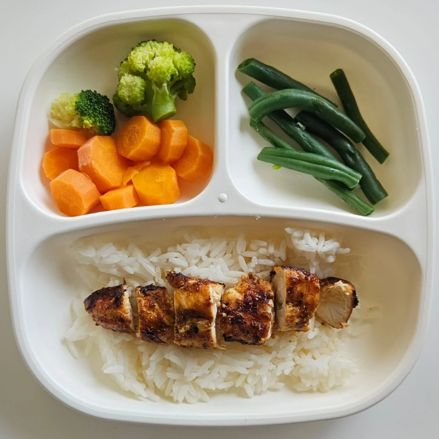 D i n n e r - 21 month old

🌟🌟 NEW EBOOK OUT NOW - LINK IN BIO 🌟🌟

◾️ Lemon &amp; herb grilled chicken (using @mingleseasoning)
◾️ Jasmine rice
◾️ Steamed carrot, broccoli &amp; green beans

🔅 Plate - @replay.au (gifted)
🔅 Serve - 6m+ (be aware