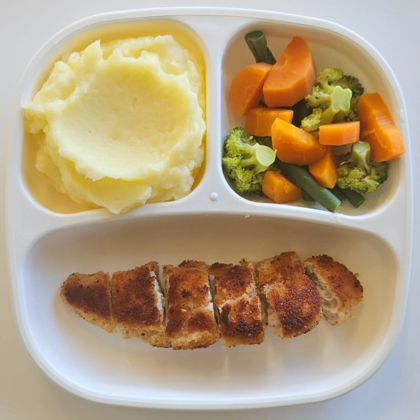 D i n n e r - 22 month old

🌟🌟 NEW EBOOK OUT NOW - LINK IN BIO 🌟🌟

◾️ Chicken schnitzel
◾️ Mashed potatoes
◾️ Steamed broccoli, carrot &amp; green beans

🔅 Plate - @replay.au (gifted)
🔅 Serve - 6m+. Ensure allergens have been introduced and it 