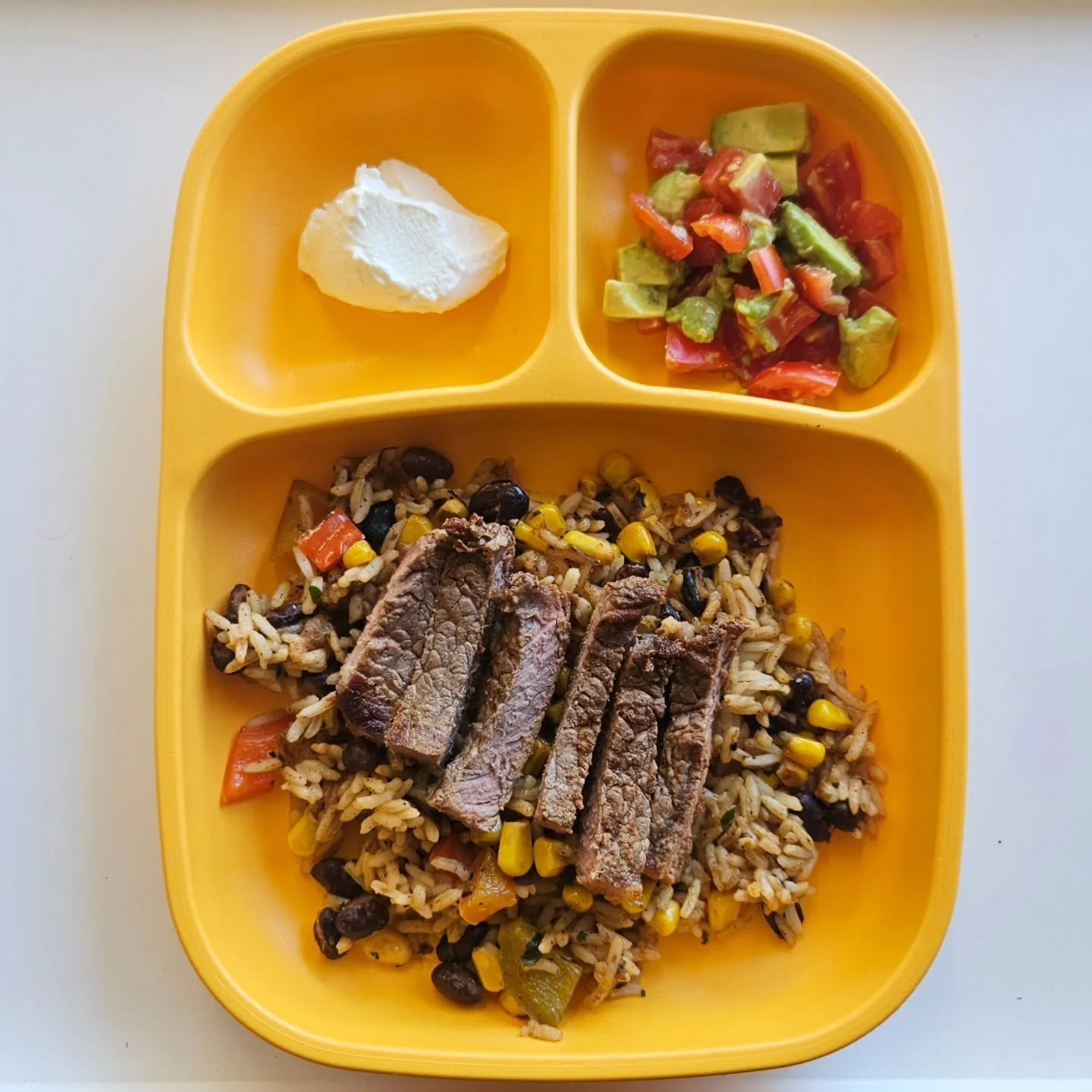 D i n n e r - 22 month old

🌟🌟 NEW EBOOK OUT NOW - LINK IN BIO 🌟🌟

◾️ Mexican style fried rice 
◾️ Steak
◾️ Avocado, tomato &amp; sour cream

🔅 Plate - @replay.au (gifted)
🔅 Serve - 6m+. Ensure allergens have been introduced and it is served ac