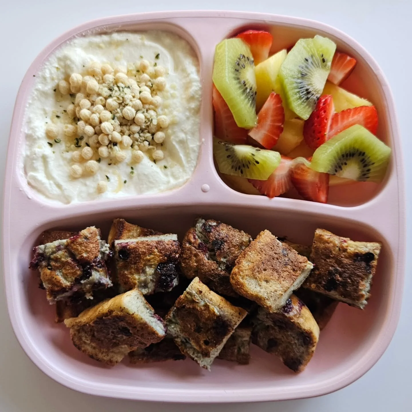 B r e a k f a s t - 22 month old &amp; 4.5 year old

🌟🌟 NEW EBOOK OUT NOW - LINK IN BIO 

◾️ Blackberry &amp; cinnamon French toast
◾️ Greek yoghurt topped with soy protein crisps &amp; hemp seeds
◾️ Pineapple, kiwifruit &amp; strawberries 

For th