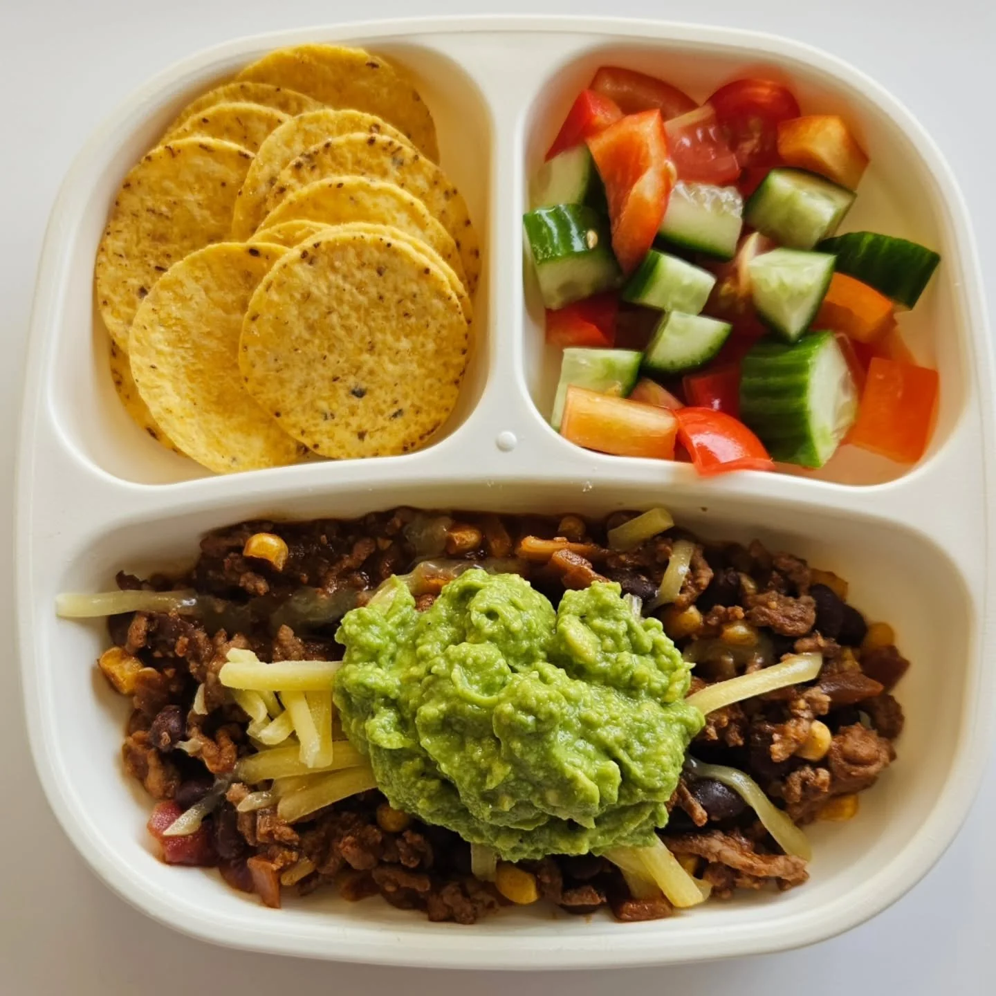 D i n n e r - 22 month old &amp; 4.5 year old

🌟🌟 NEW EBOOK OUT NOW - LINK IN BIO 

◾️ Chilli Con Carne topped with cheese and guacamole 
◾️ Corn chips
◾️ Capsicum, tomato &amp; cucumber 

For the Chilli Con Carne, I used the @mingleseasoning sache