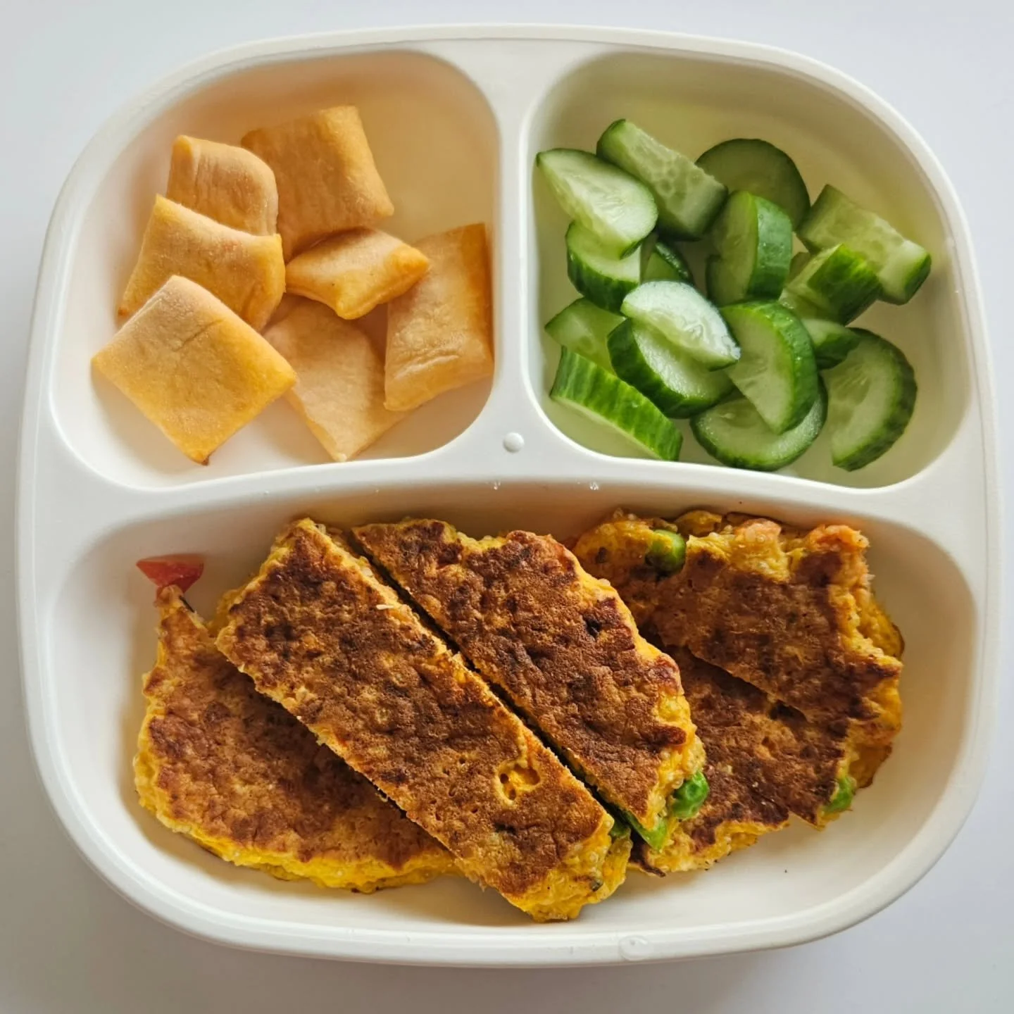 L u n c h - 22 month old

🌟🌟 NEW EBOOK OUT NOW - LINK IN BIO 

◾️ Quinoa &amp; veggie fritters
◾️ Iron-rich biscuits (recipe in my eBook!)
◾️ Cucumber

🍅🥕🫛 Quinoa &amp; Veggie Fritters 🫛🥕🍅

Ingredients:
- 1/2 cup of dried quinoa
- 1 tsp of ch