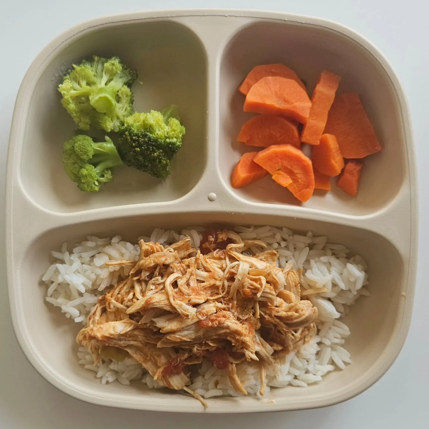 D i n n e r - 22 month old

🌟🌟 NEW EBOOK OUT NOW - LINK IN BIO 

◾️ Slow cooked Mexican pulled chicken 
◾️ Jasmine rice
◾️ Steamed broccoli &amp; carrot

For the pulled chicken, I added a whole tray of chicken breast into the slow cooker with a jar