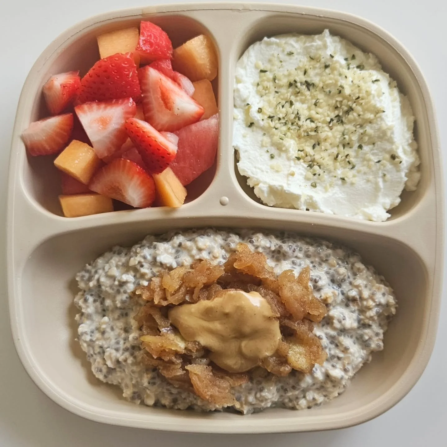 B r e a k f a s t - 22 month old

🌟🌟 NEW EBOOK OUT NOW - LINK IN BIO 

◾️ Overnight oats topped with stewed apple &amp; banana, and peanut butter
◾️ Watermelon, rockmelon &amp; strawberries 
◾️ Greek yoghurt topped with hemp seeds

🔅 Plate - @repl