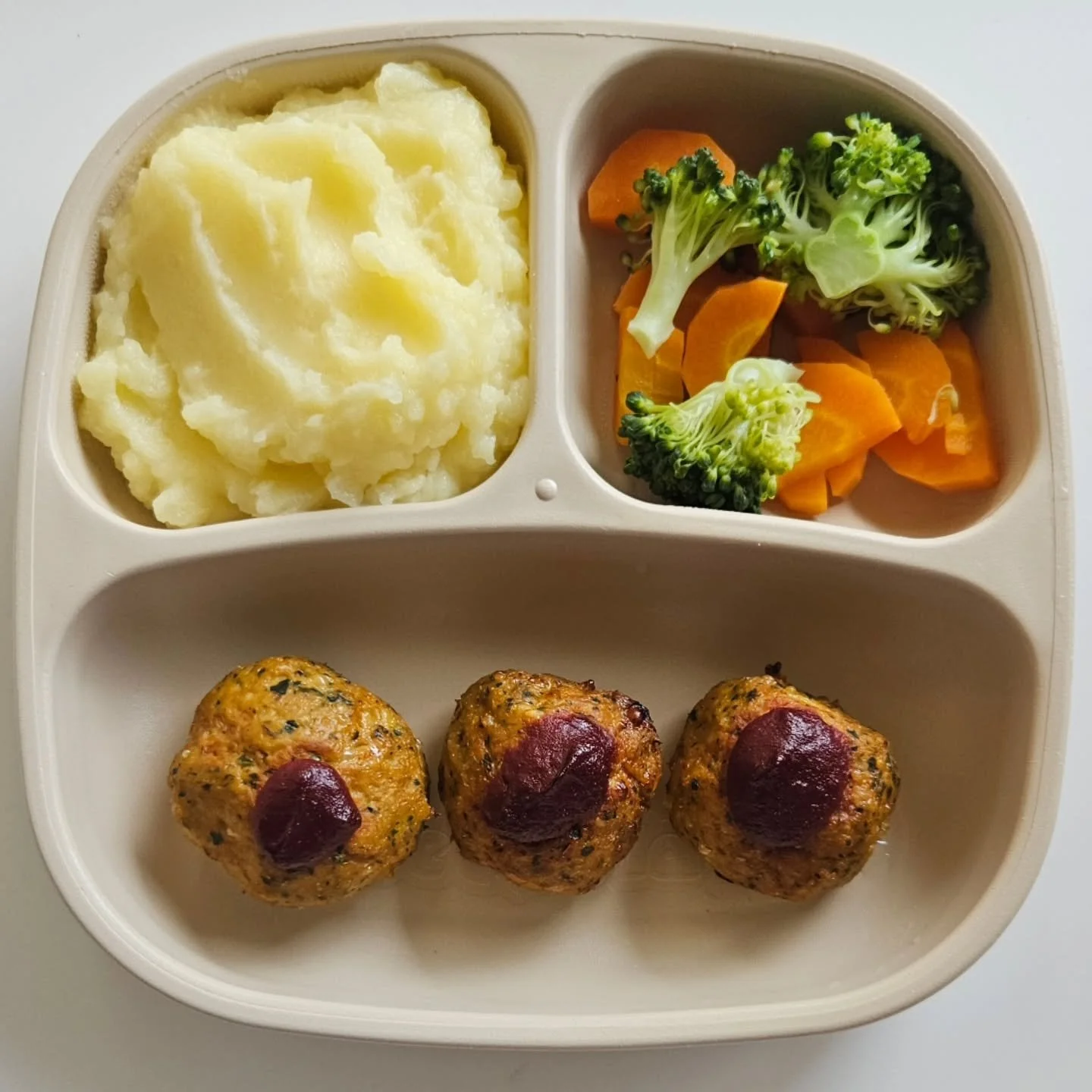 D i n n e r - 23 month old &amp; 4.5 year old

🌟🌟 NEW EBOOK OUT NOW - LINK IN BIO 

◾️ Baked chicken &amp; tomato meatballs
◾️ Mashed potato
◾️ Steamed broccoli &amp; carrot

🍅🍗 Baked Chicken &amp; Tomato Meatballs 🍗🍅

Ingredients:
- 500g chick
