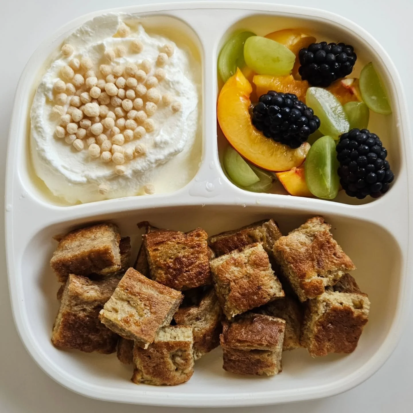 B r e a k f a s t - 23 month old

🌟🌟 NEW EBOOK OUT NOW - LINK IN BIO 

◾️ Cinnamon French toast
◾️ Greek yoghurt topped with soy protein crisps
◾️ Nectarine, grapes &amp; blackberries 

🔅 Plate - @replay.au (gifted)
🔅 Serve - 6m+. Ensure allergen