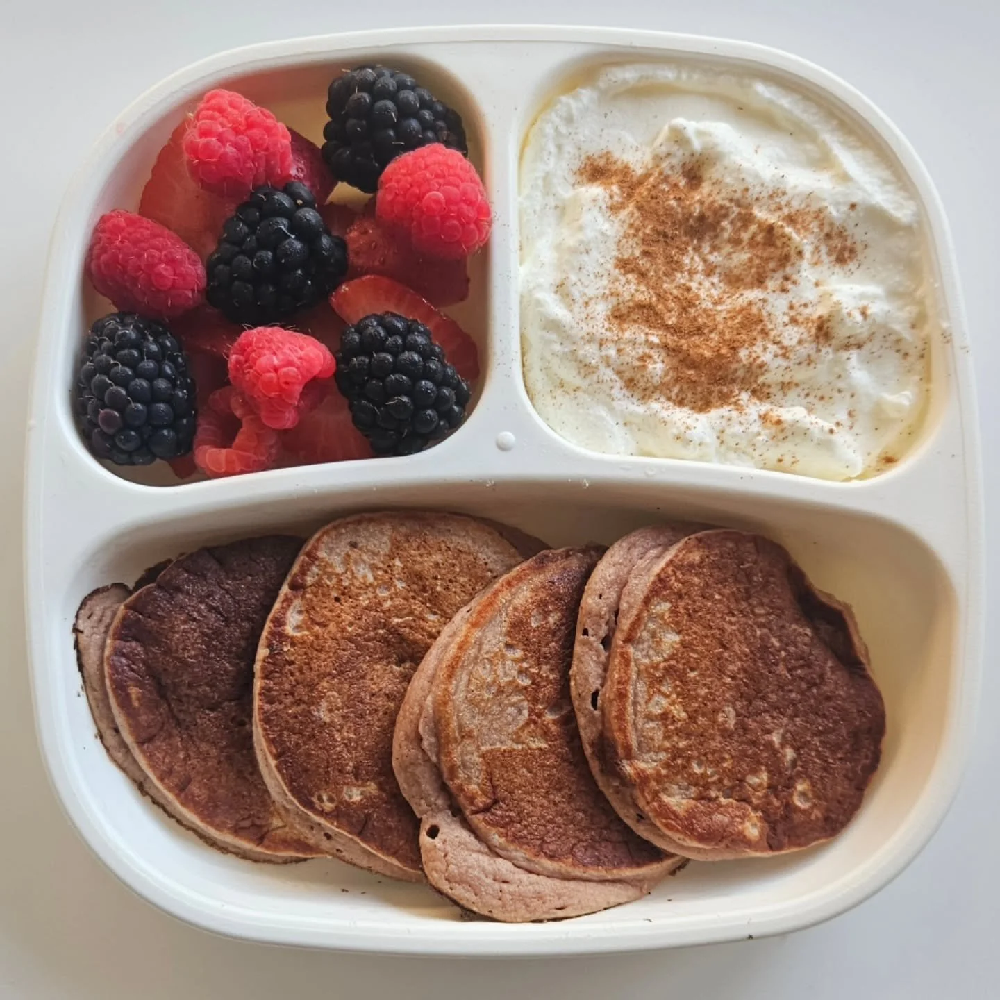 B r e a k f a s t - 23 month old

🌟🌟 NEW EBOOK OUT NOW - LINK IN BIO 

◾️ Banana &amp; strawberry oat pancakes
◾️ Greek yoghurt topped with cinnamon
◾️ Strawberries, blackberries &amp; raspberries 

🍓🍌 Banana &amp; Strawberry Oat Pancakes 🍌🍓

I