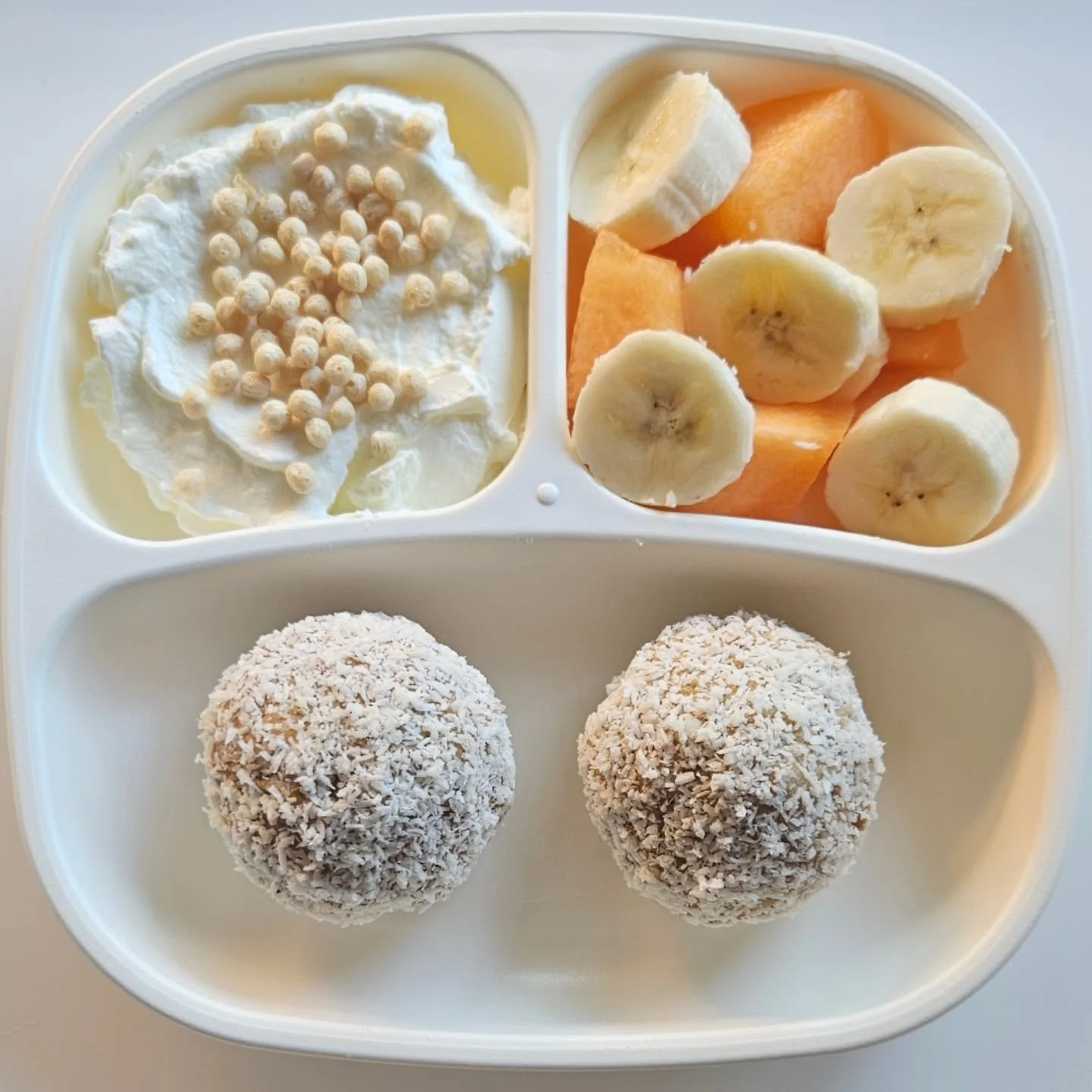 B r e a k f a s t - 23 month old

🌟🌟 NEW EBOOK OUT NOW - LINK IN BIO 

◾️ No bake weetbix balls (see my latest reel for the recipe!)
◾️ Greek yoghurt topped with soy protein crisps
◾️ Rockmelon &amp; banana

🔅 Plate - @replay.au (gifted)
🔅 Serve 
