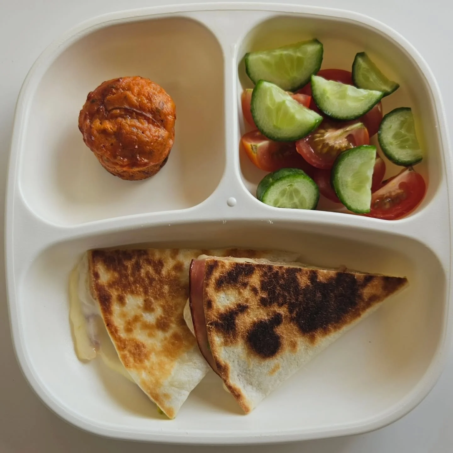 L u n c h - 23 month old

🌟🌟 NEW EBOOK OUT NOW - LINK IN BIO 

◾️ Ham, cheese &amp; avocado quesadilla 
◾️ Mini pizzas muffin
◾️ Tomatoes &amp; cucumber

🍕 Pizza Muffins 🍕

Ingredients:
- 3/4 cup self raising flour
- 1 cup shredded cheese
- crack