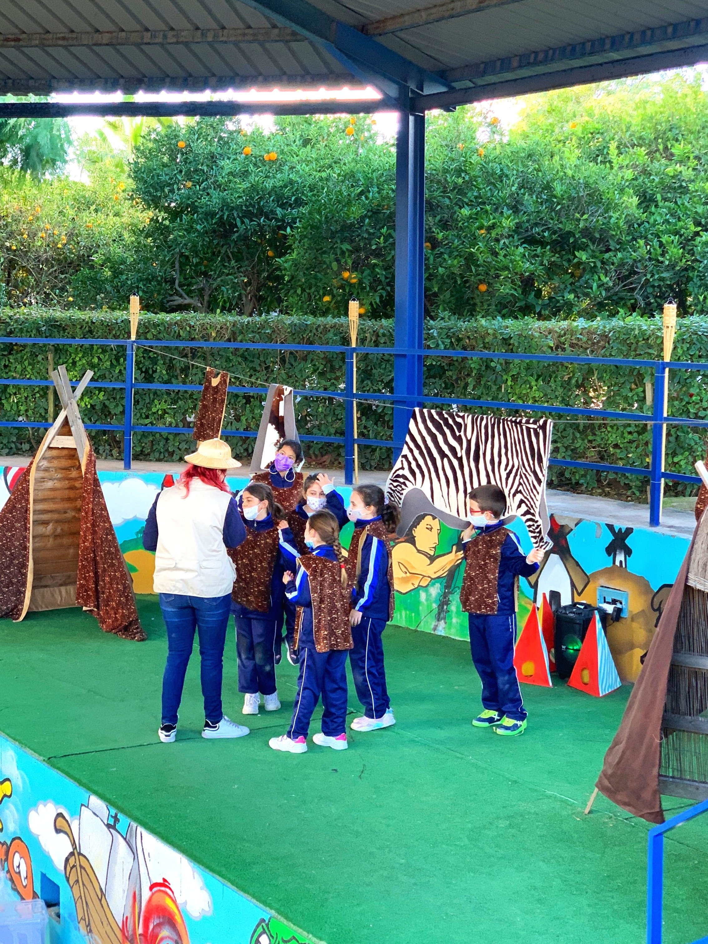 Alumnos de excursión preparando una obra de teatro
