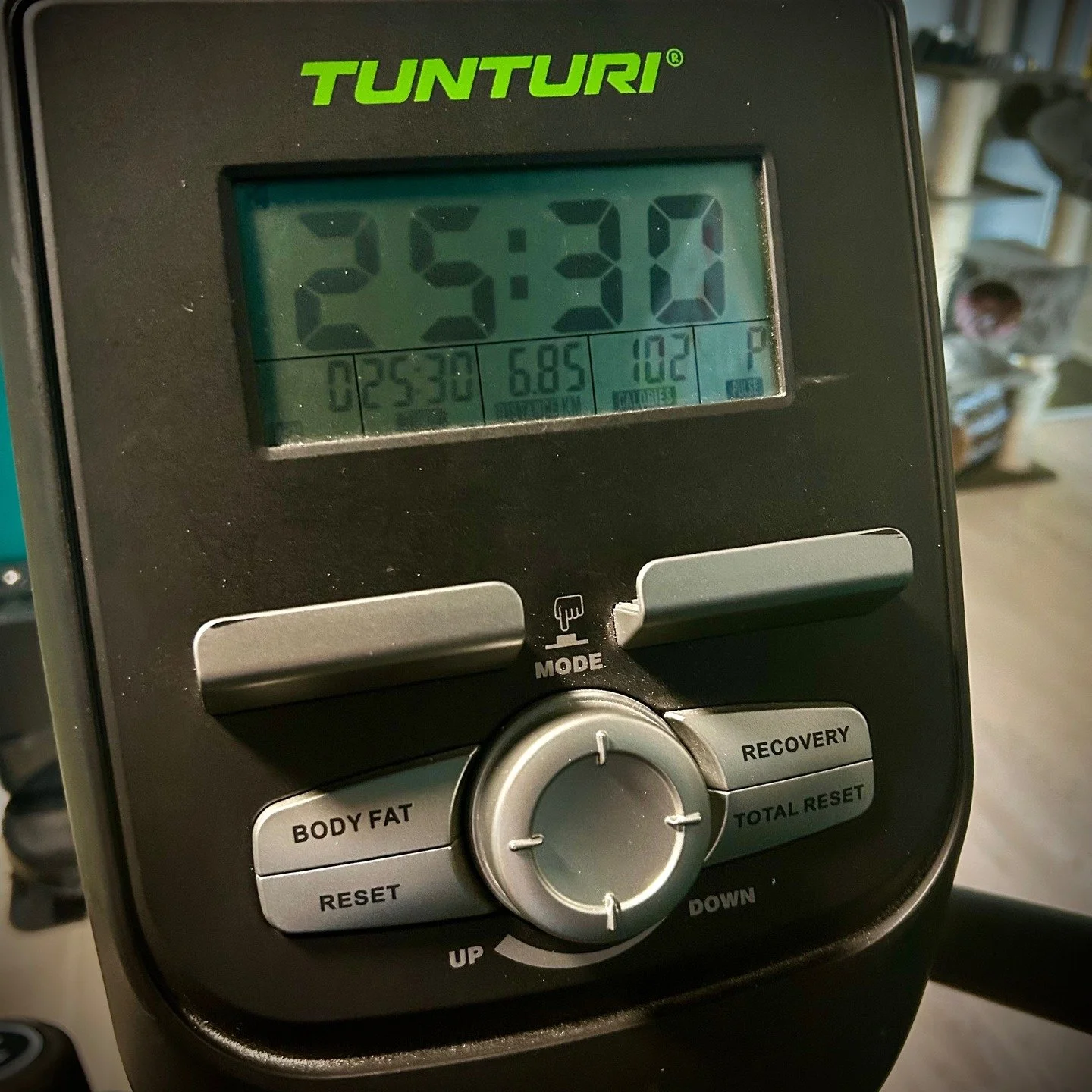 41v ja huomenta. 
Eli t&auml;n&auml;&auml;n 41v t&auml;yteen ja aamu alkoi kuten normaalistikkin. Treeni&auml; 30 min josta 25min cross-trainer ja 5min jumppa ennen t&auml;t&auml; joka lihasryhm&auml;lle.
Voisi sanoa ett&auml; tunnen parhaalta kun ik