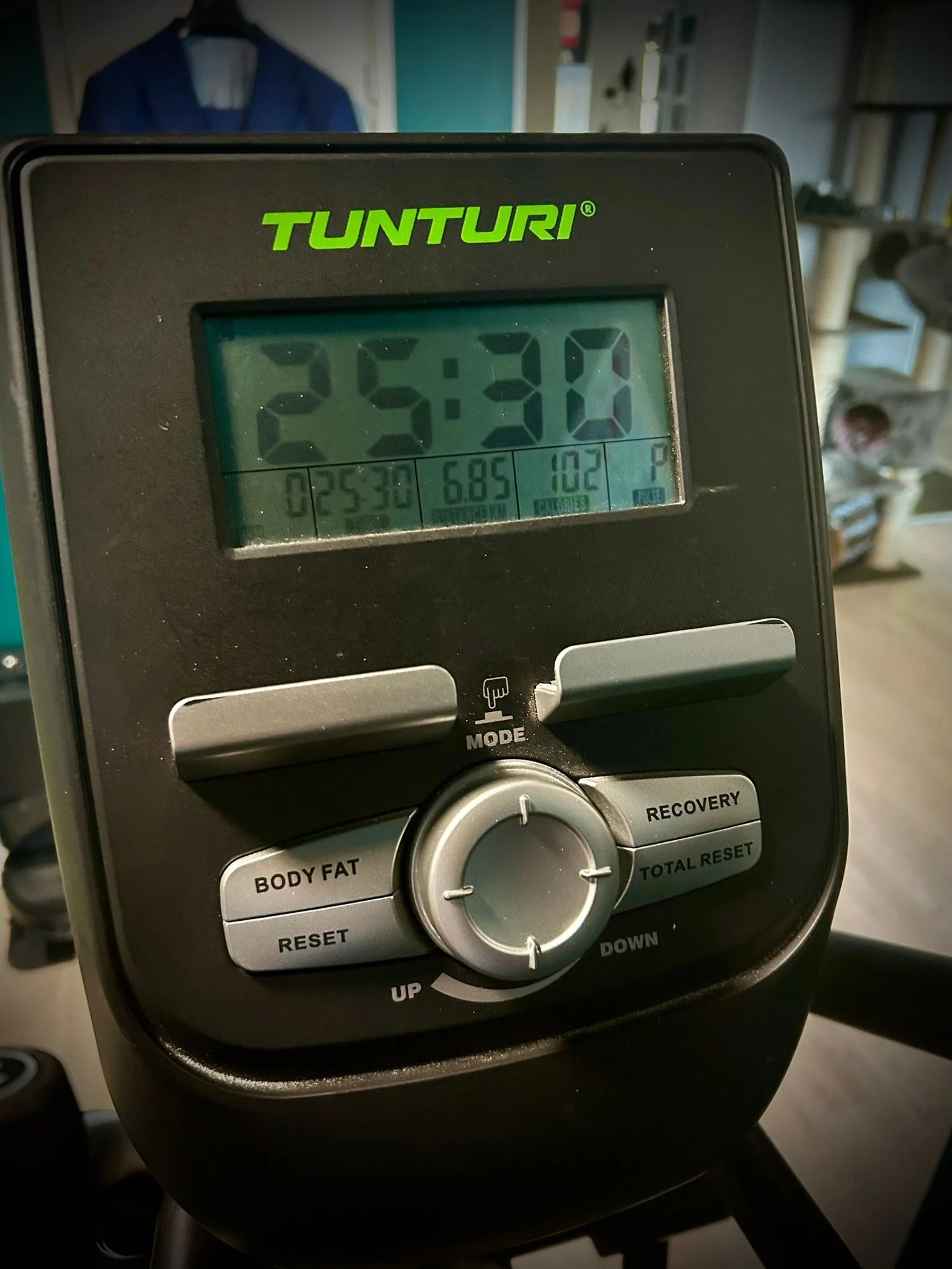 41v ja huomenta. 
Laitetaan t&auml;nnekkin postaus (taitaa olla vuosia kun henk.koht tili saa postauksen)
Eli t&auml;n&auml;&auml;n 41v t&auml;yteen ja aamu alkoi kuten normaalistikkin. Treeni&auml; 30 min josta 25min cross-trainer ja 5min jumppa enn