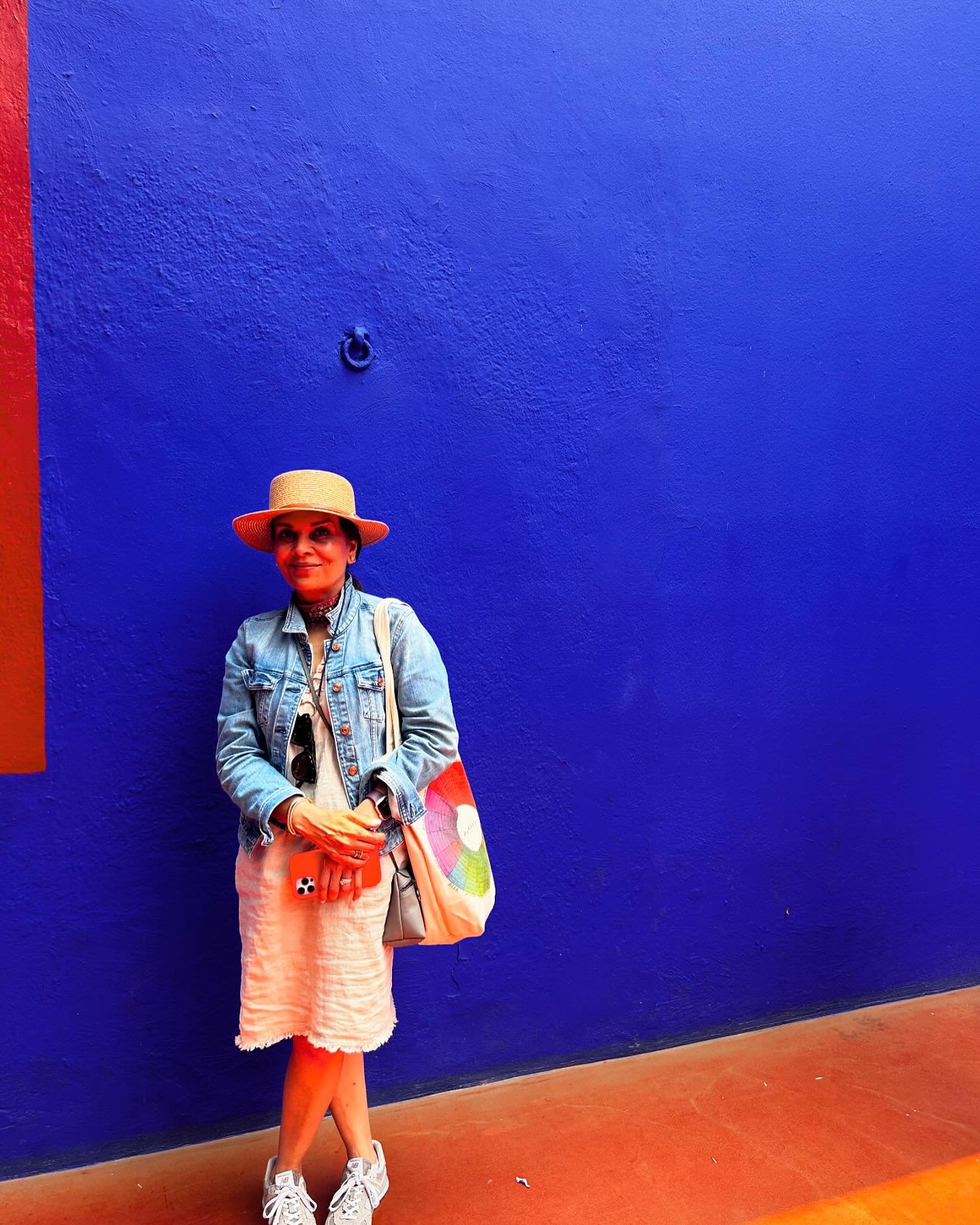 My dream came true as I arrived in front of the #fridakahlo museum and gardens yesterday. The azure blue was hypnotic, so rich so beautiful and the natural gardens beyond words. Needless to say I came away so inspired and get ready to see artworks in