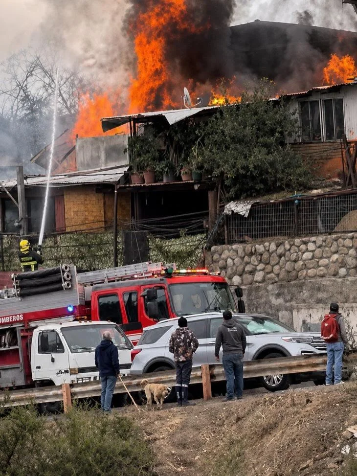 El d&iacute;a de ayer, nuestra compa&ntilde;&iacute;a trabaj&oacute; en una Tercera Alarma de Incendio en Camino Ciecunvalaci&oacute;n Norte/Senda Seis Norte.
Hasta el lugar concurrieron nuestras m&aacute;quinas BX19 y RX19, esta &uacute;ltima cumpli