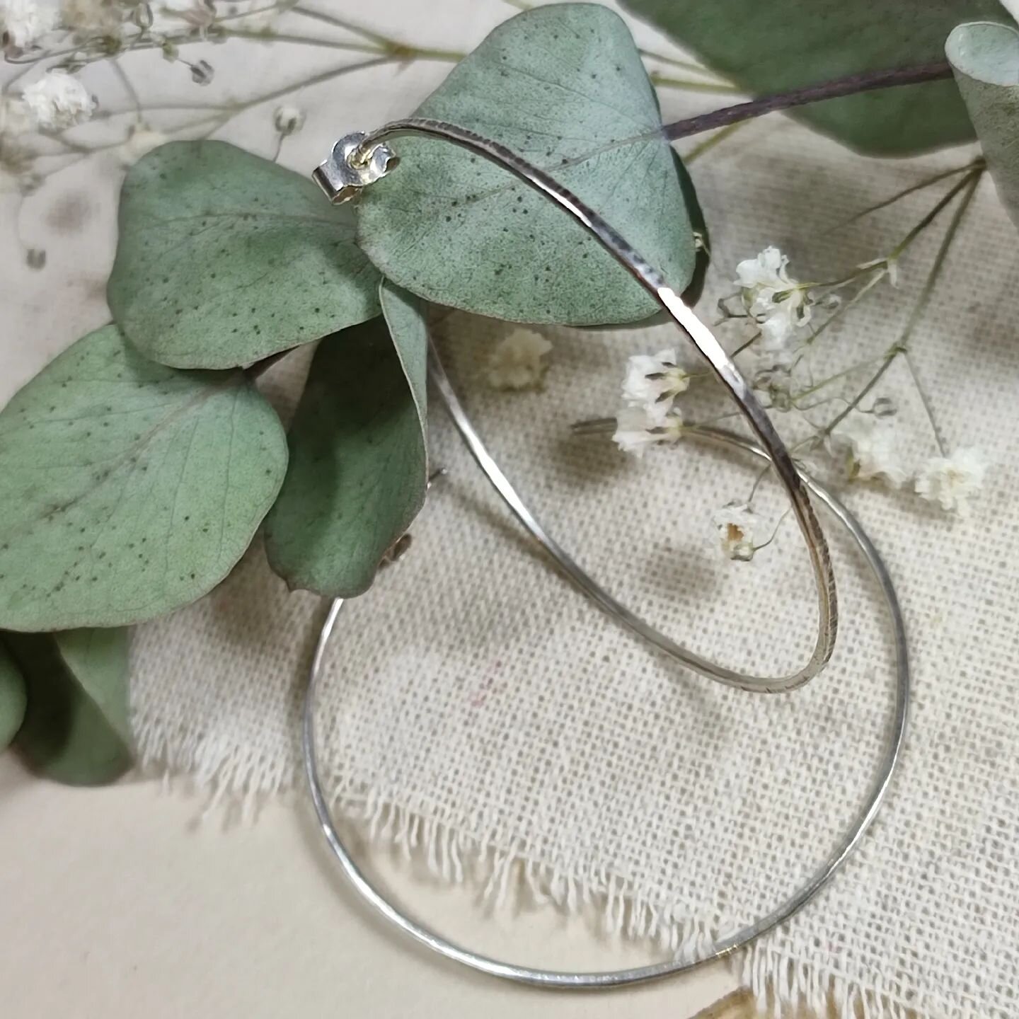 Parfois, c'est une simple paire de cr&eacute;oles dont tu as besoin!

Sometimes it's a simple pair of hoops earrings that you need!

Made to measure in silver and gold pm for a special order 😊

#creoles #hoopearrings #faitmain #faitalamain #handmade
