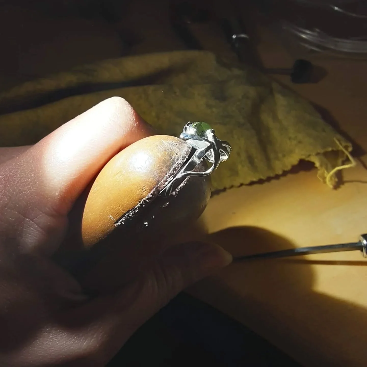 Dragonfly dreams. 
Silver. 
Peridot. 
Crafted by hand, shaped by nature.

Libellule en argent
d&eacute;licatement sculpt&eacute;e &agrave; la main.

#dragonfly #madebyhand
#madewithlove #DragonflyRing #handmadejewellery #natureinspiredjewellery #sılv