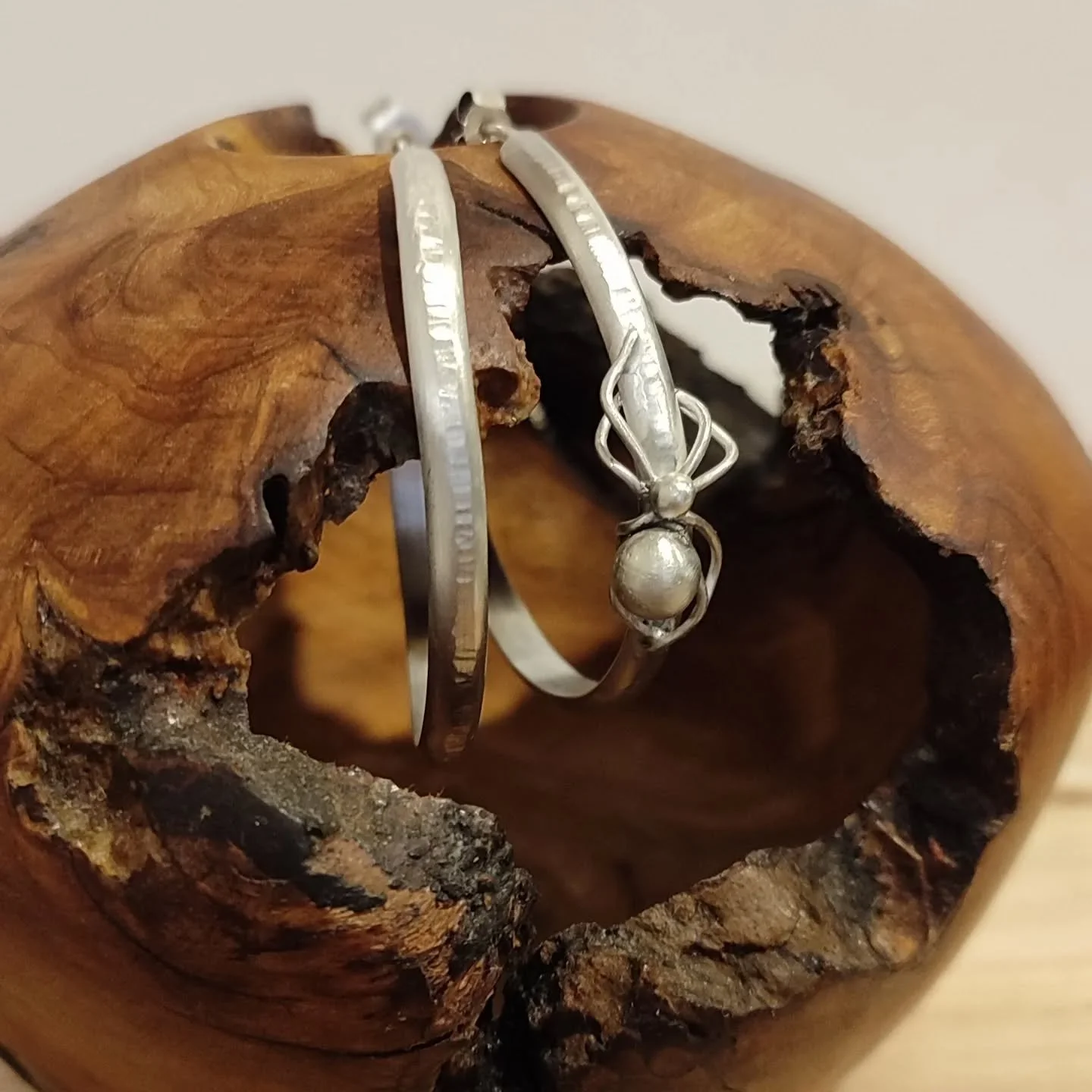 Ok so you already know that I'm not good at posting...🫣 Here's a sneaky photo of what I'm currently working on 🕷️
Ok, donc vous savez d&eacute;j&agrave; que je ne suis pas dou&eacute; pour poster... 🫣 Voici une petite qqch de ce sur quoi je travai