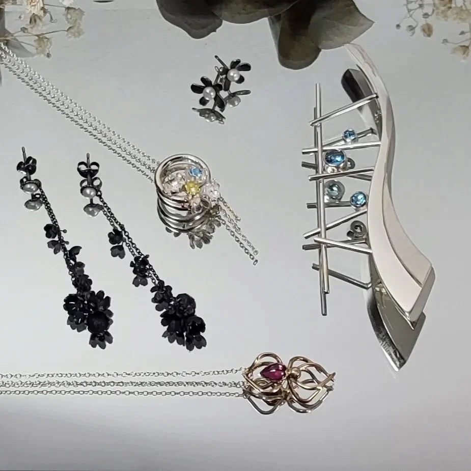 Bye-bye 2024! See you all next year, a good glass of bubbly and a big hug with your other half ...wishing you all lots of happiness 

Alex x

Au revoir 2024 ! On se retrouve tous l'ann&eacute;e prochaine, un bon verre de champagne et un gros c&acirc;