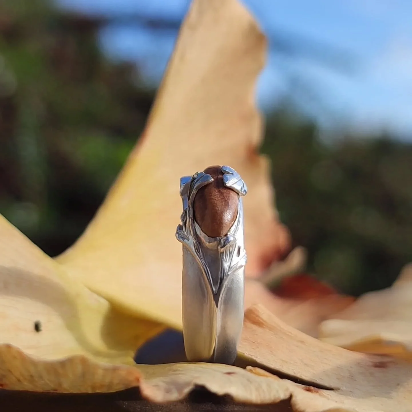 Olive wood set with ginko and monstera leaves in silver and gold
Bois d'olivier serti par feuilles de ginko et monstera en argent et or