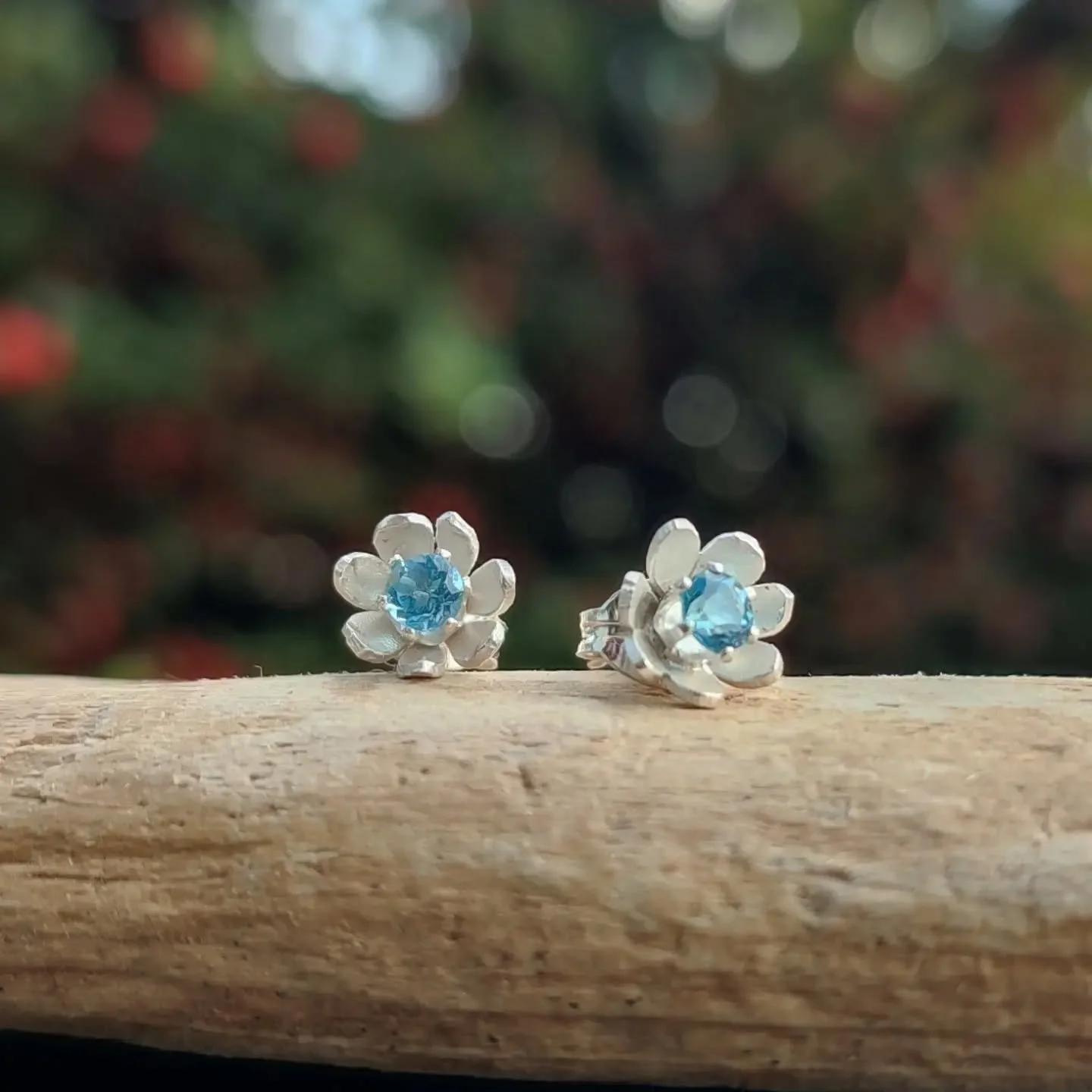 Quelque chose de bleu....avec une temp&ecirc;te qui arrive un peu de bleu 💙 pour &eacute;gayer la vie

Something blue....with a storm on its way a little blue 💙 to brighten the mood

#jewellery #flowers #bijoux #handmade #bijouxsurmesure #blue #top