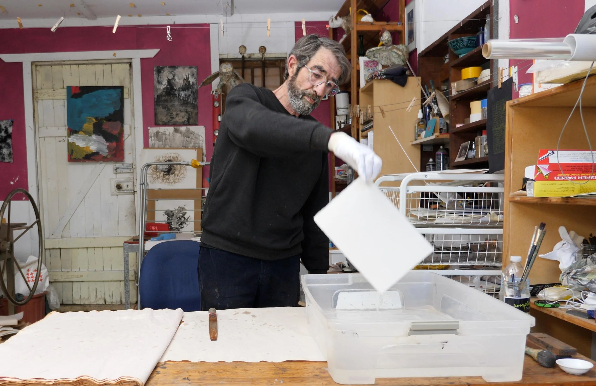 Printmaker Hermann Isaac working in his Hilton studio in Western Australia I Proartika.com