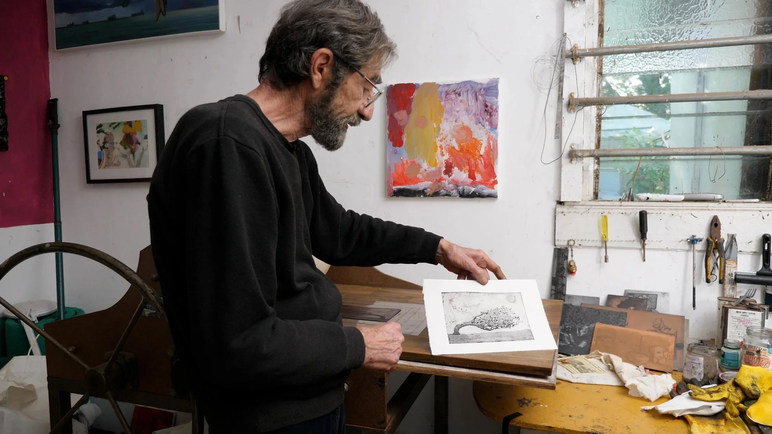 Hermann Isaac developing an etching from drawing to final print I Proartika.com