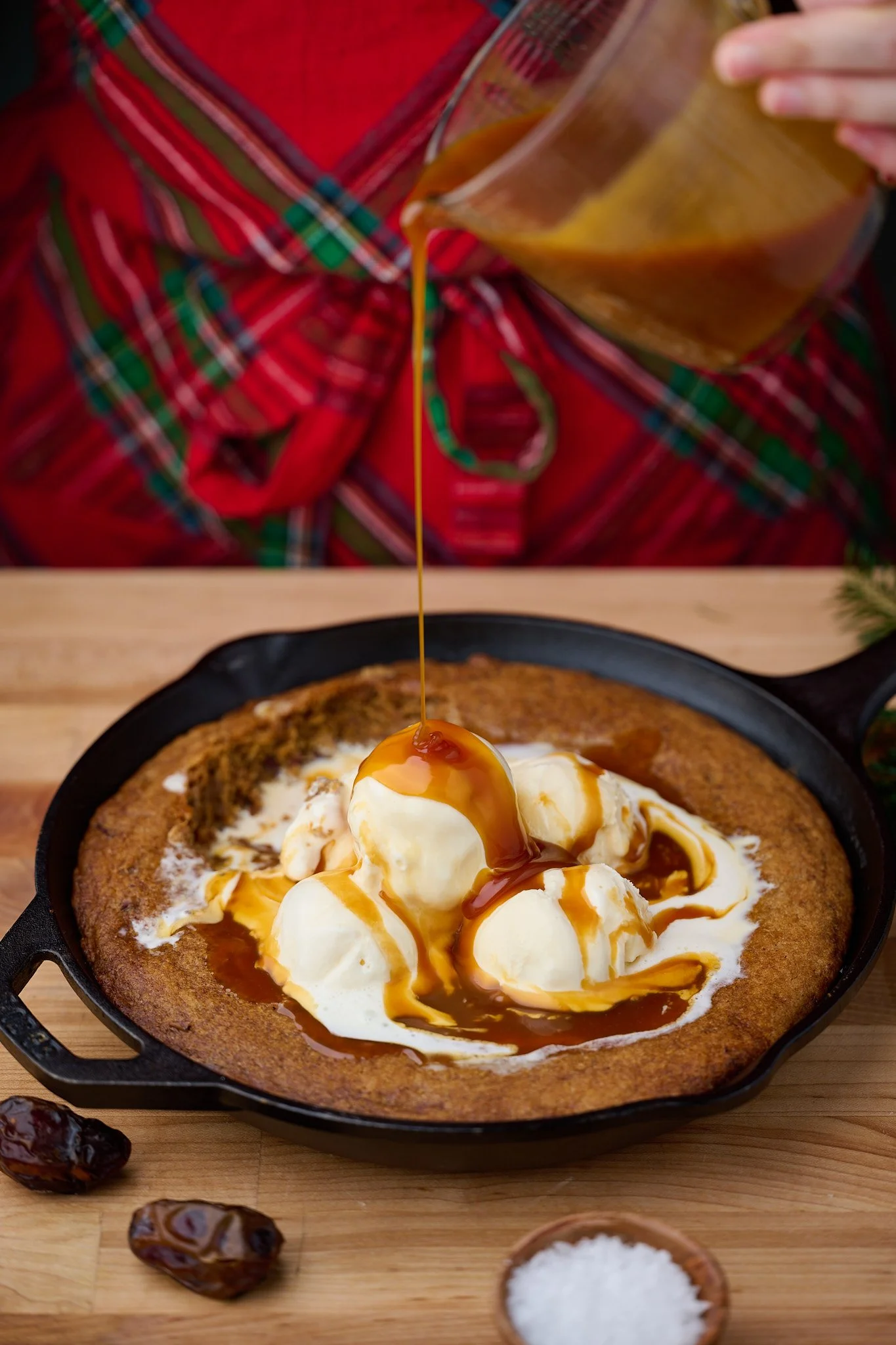 christmas cookie recipe easy cookie recipe skillet cookie best skillet cookie christmas skillet cookie holiday baking recipes best sticky toffee recipes