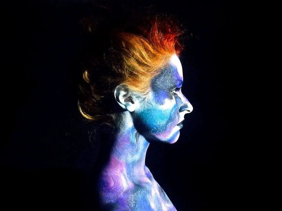 Body painter Emma Cat with a glitter bar, face paint and large balloon installation by Bright 'N' Balloons, for luxury events and private parties.