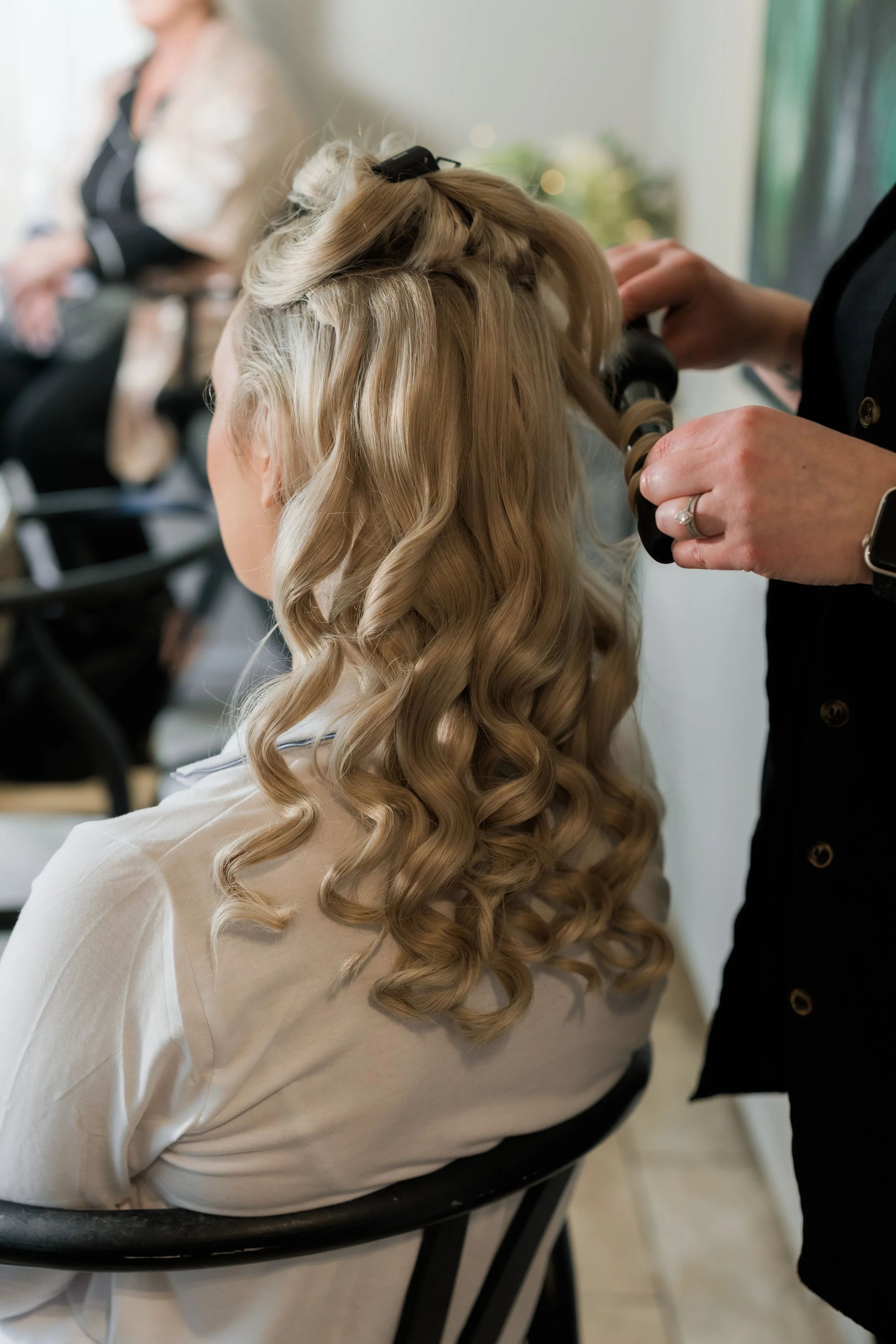 Wedding morning moments as the bride and her bridesmaids get ready in Charlton Hall’s elegant interiors