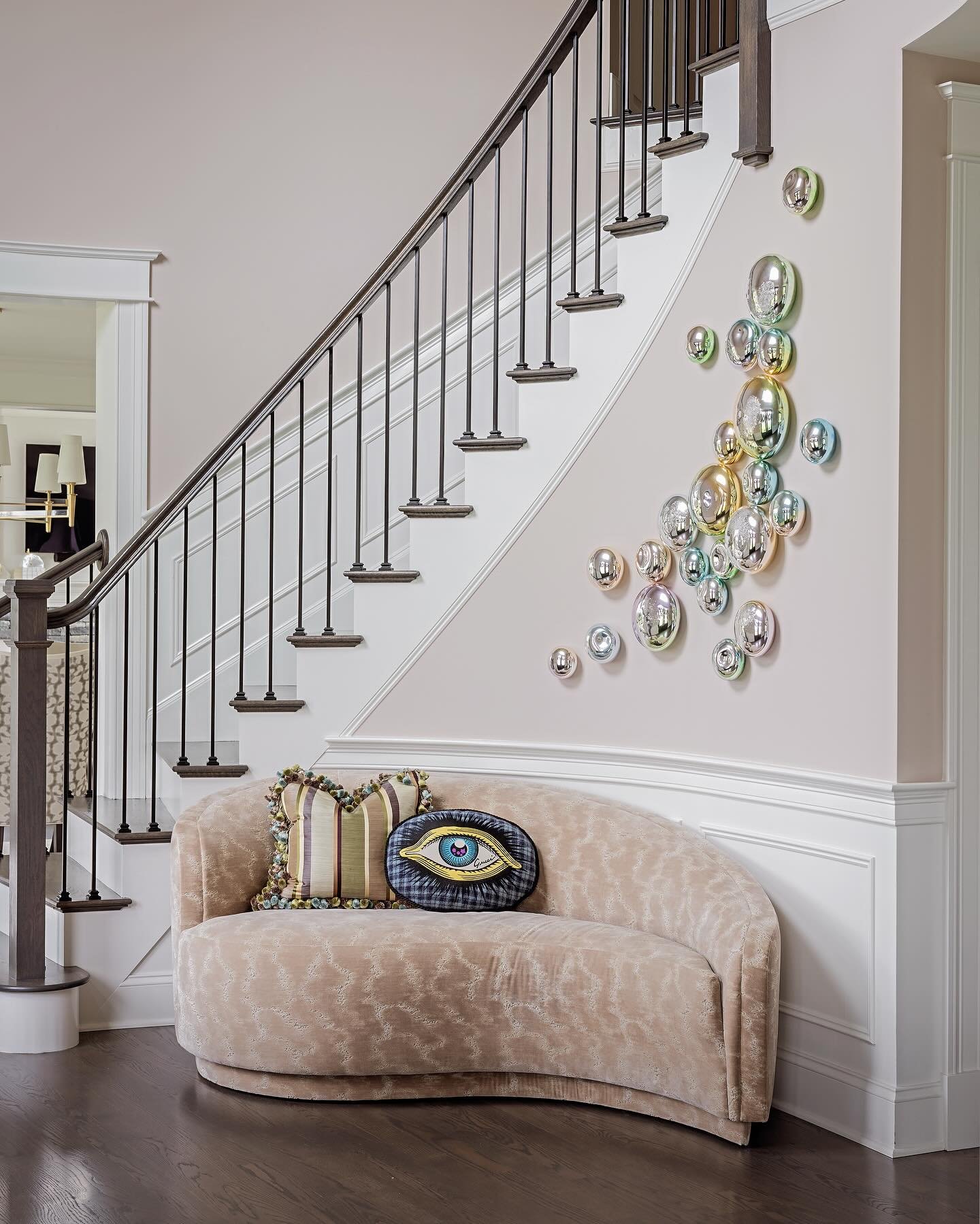 Have you ever wondered how the curved bannister is actually made? I loved witnessing the &ldquo;spine&rdquo;! This welcoming foyer was an eye opener 👁️ in many ways! Swipe to see the spine!
#vibrant #collected #intuitive
📸: @michaeljleephotography 