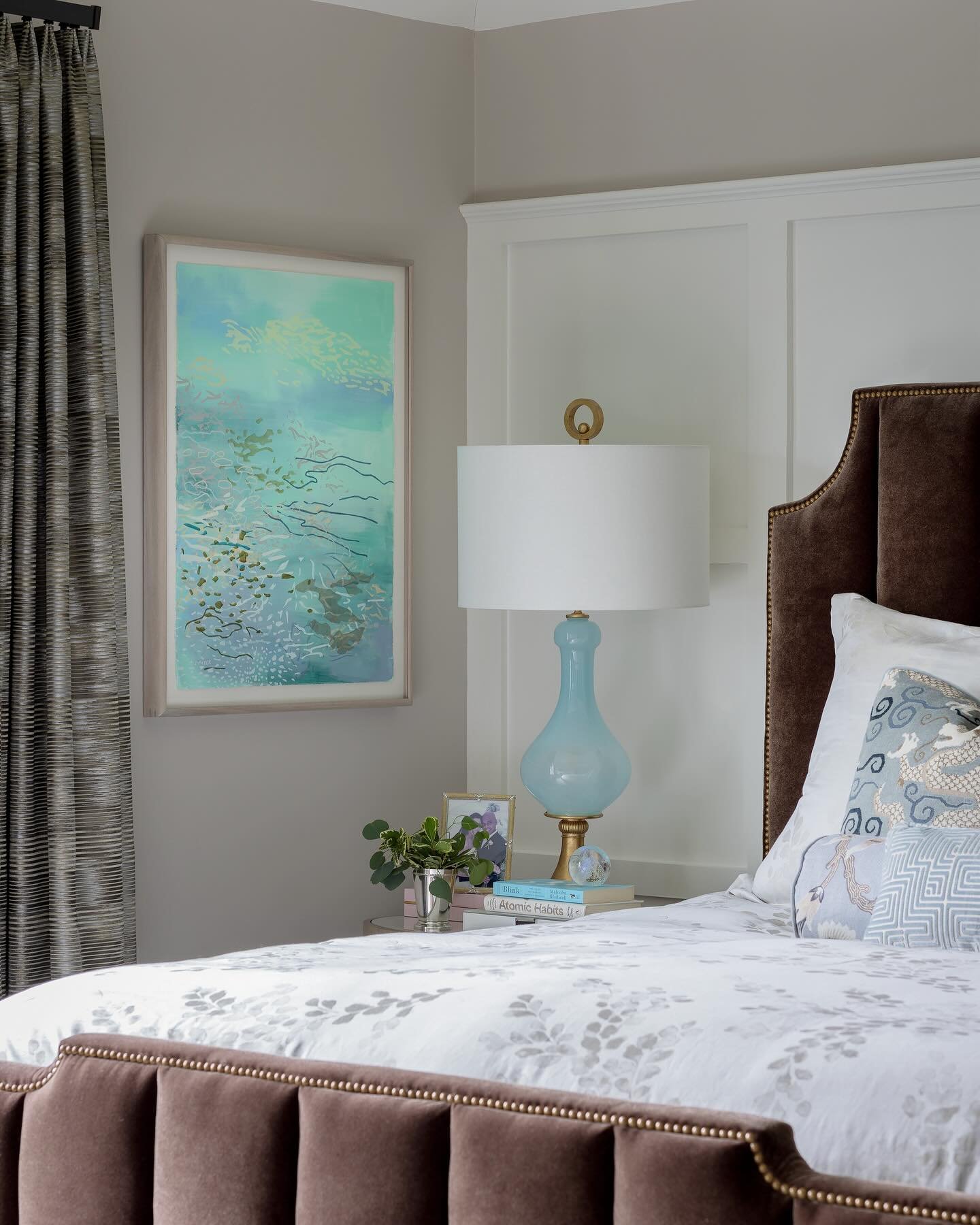Soft blues and browns.  I love the mix and the Yin and Yang of feminine and masculine. Just a reminder to start your week off right and Make Your Bed! 😉
#KMInteriors 
#vibrant #collected #intuitive 
📸: @michaeljleephotography