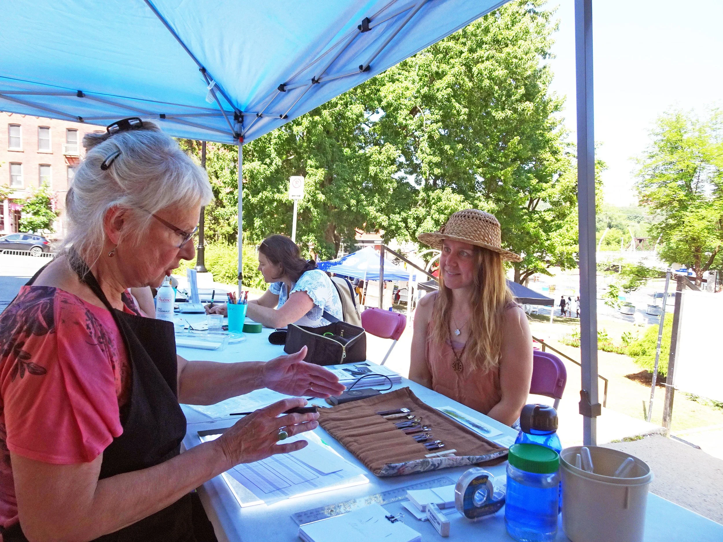  Yolande calligraphie un signet avec de l’anglaise ou  copperplate . Photo&nbsp;: Claire Bourassa 