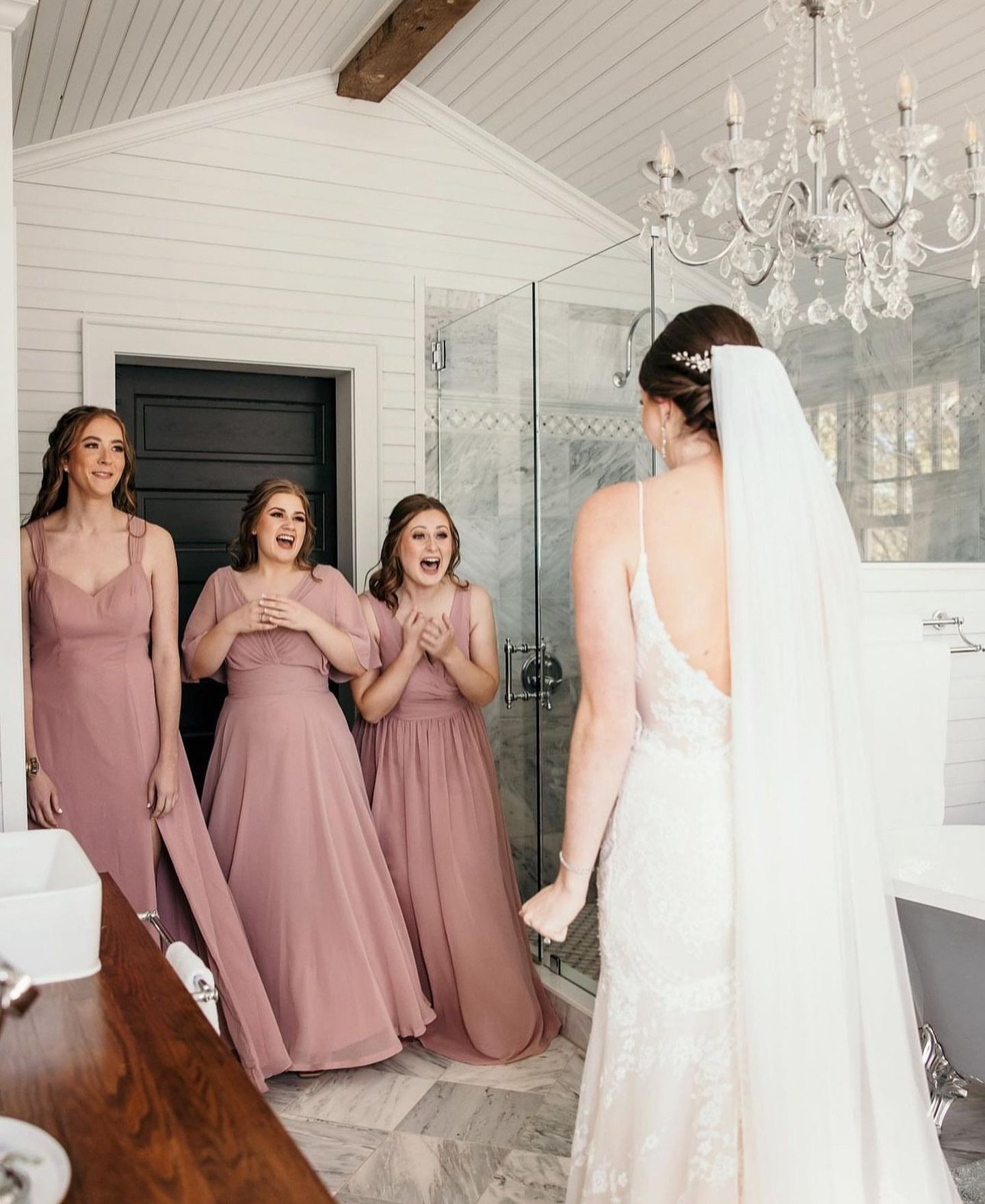 We&rsquo;d be lying if we said we didn&rsquo;t have the same reaction to our real bride Kristina on her special day. The memories made here at #TheKinsleeshopFarm are so dear to our hearts!

#wedding #weddings #weddingday #weddingvibes #weddingdream 